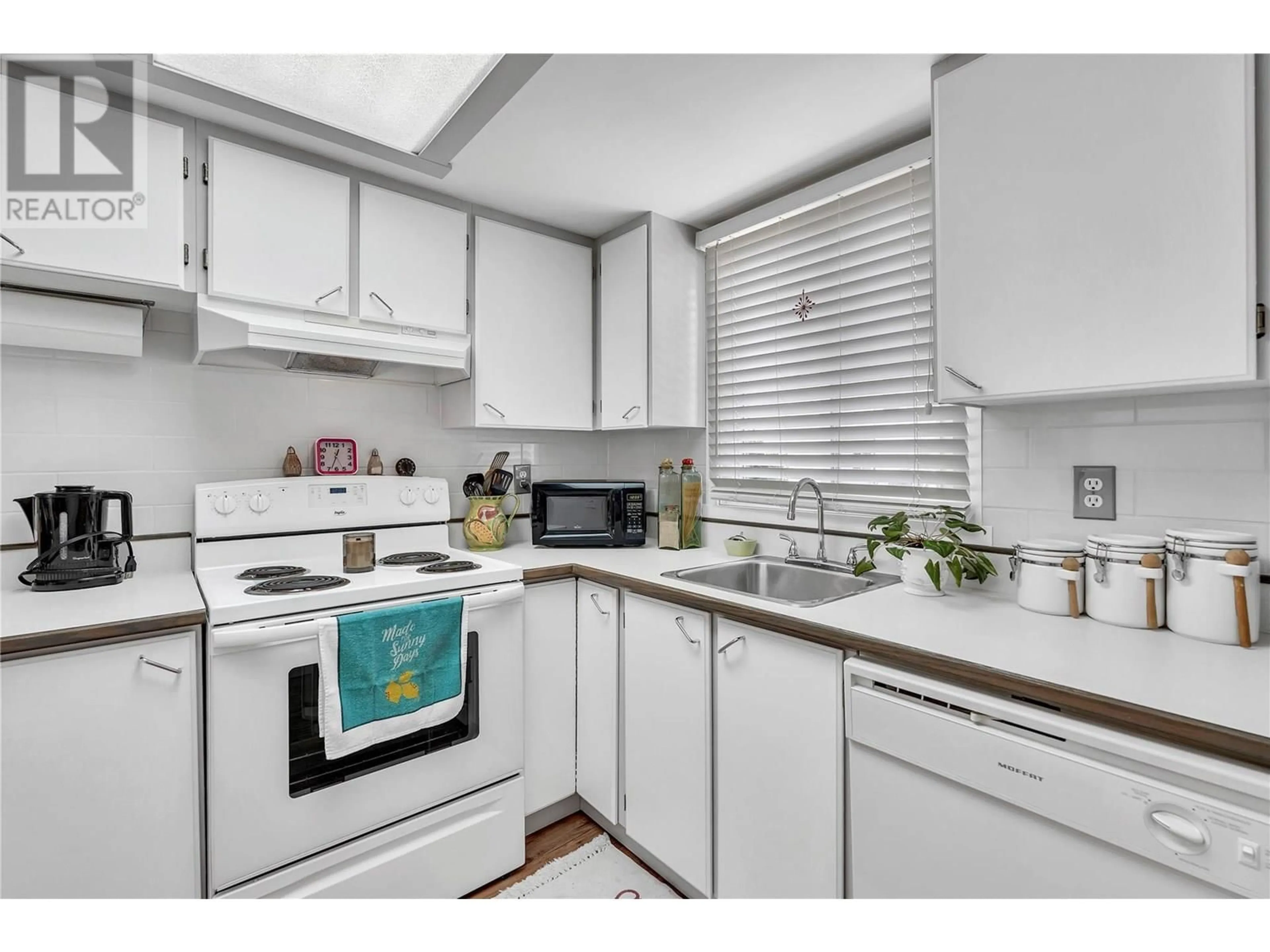 Standard kitchen, unknown for 22 - 80 GREEN AVENUE EAST, Penticton British Columbia V2A7P4