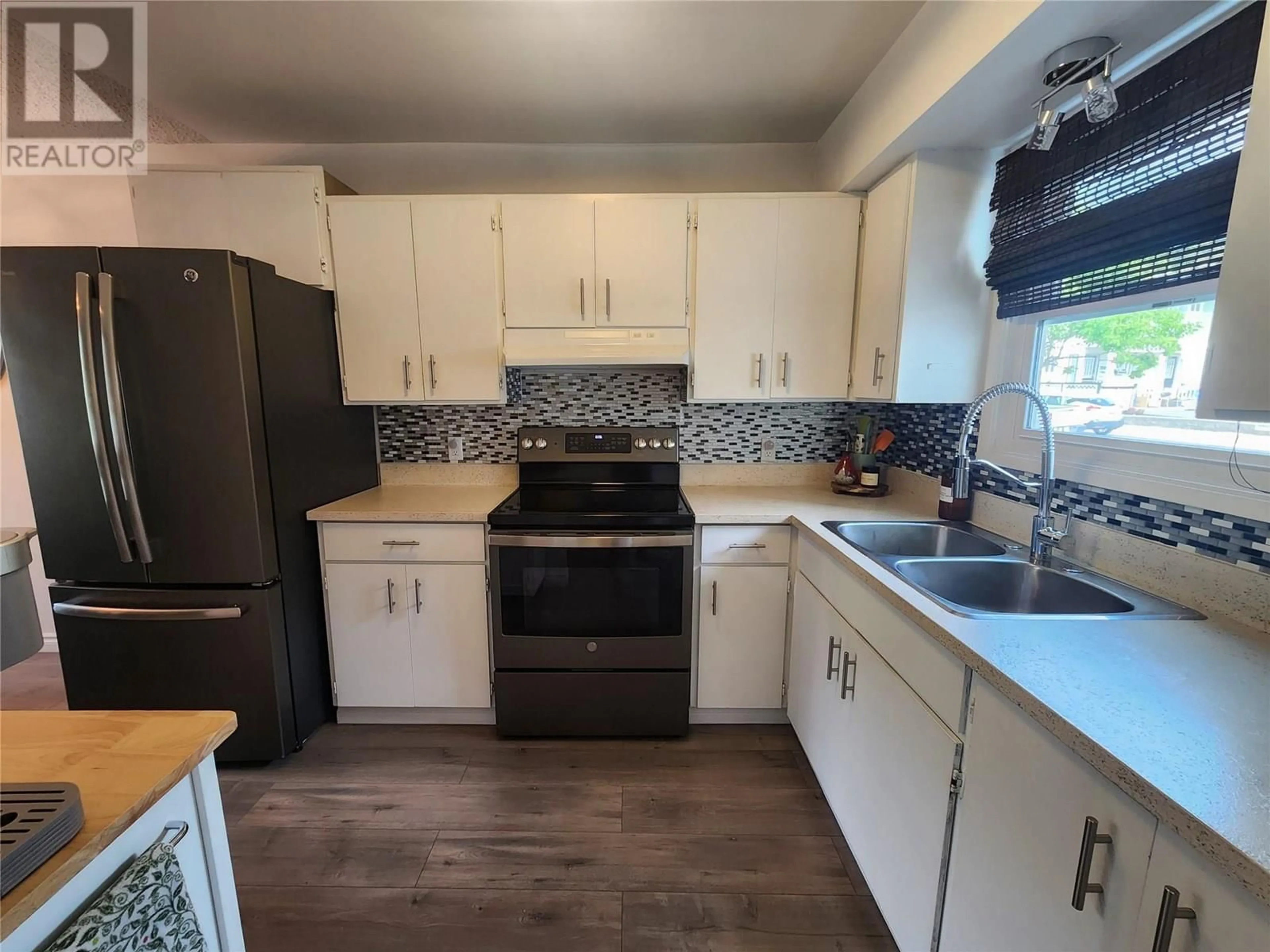 Standard kitchen, unknown for 3324 LAUREL CRESCENT, Trail British Columbia V1R4M5