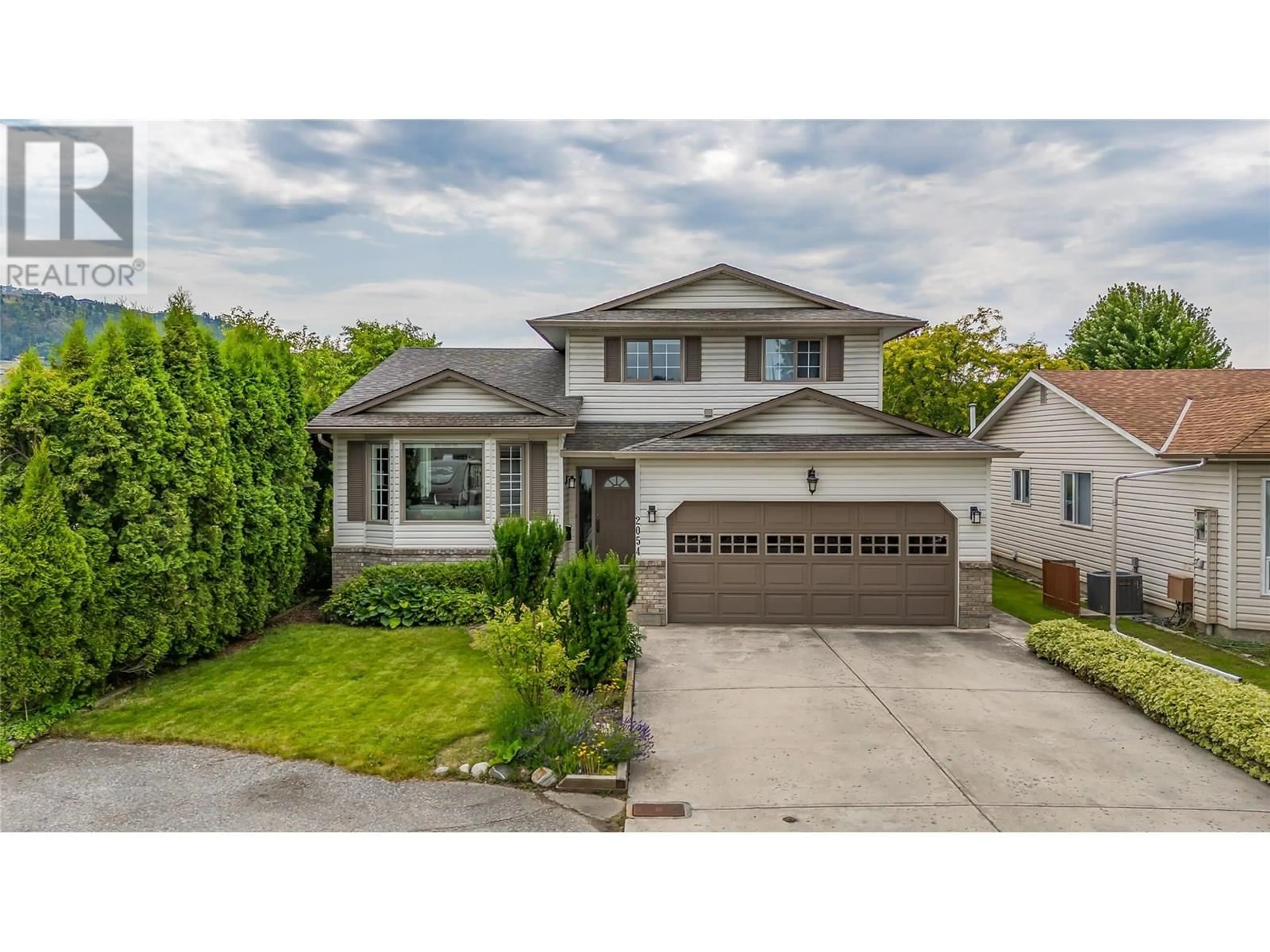 Home with vinyl exterior material, street for 2054 ZINNIA ROAD, Kelowna British Columbia V1V1P5