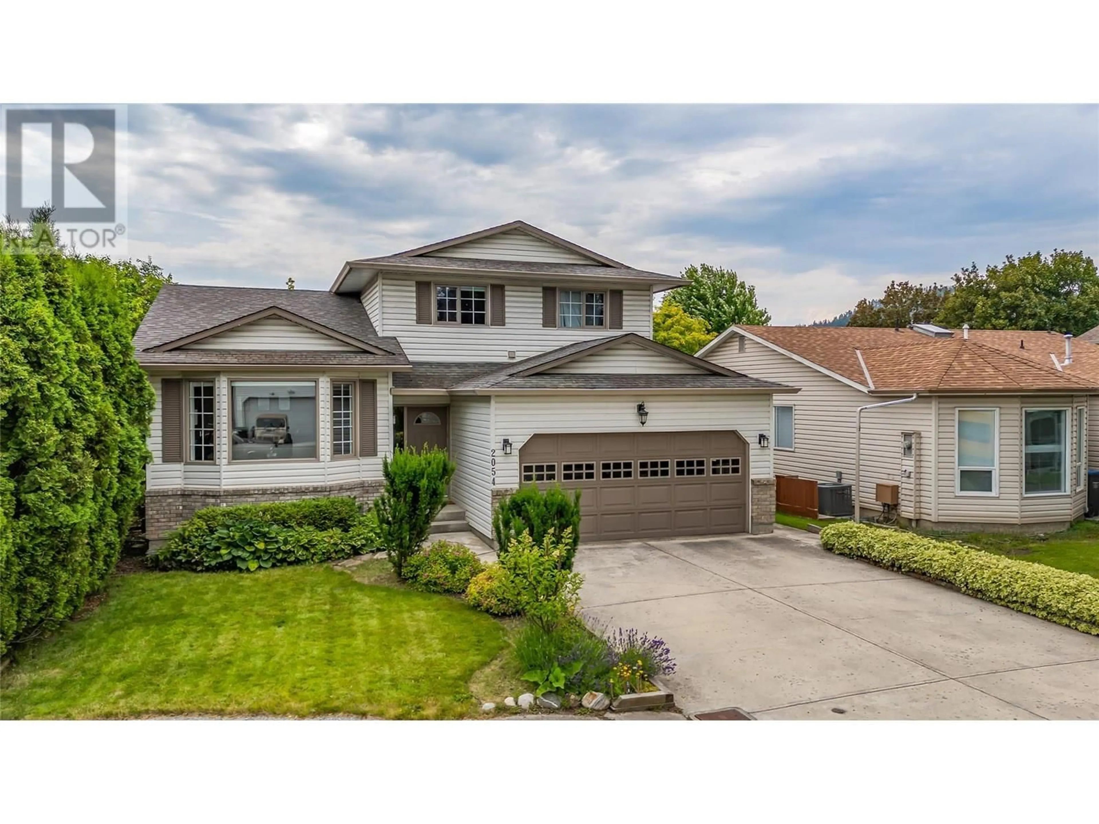 Home with vinyl exterior material, street for 2054 ZINNIA ROAD, Kelowna British Columbia V1V1P5