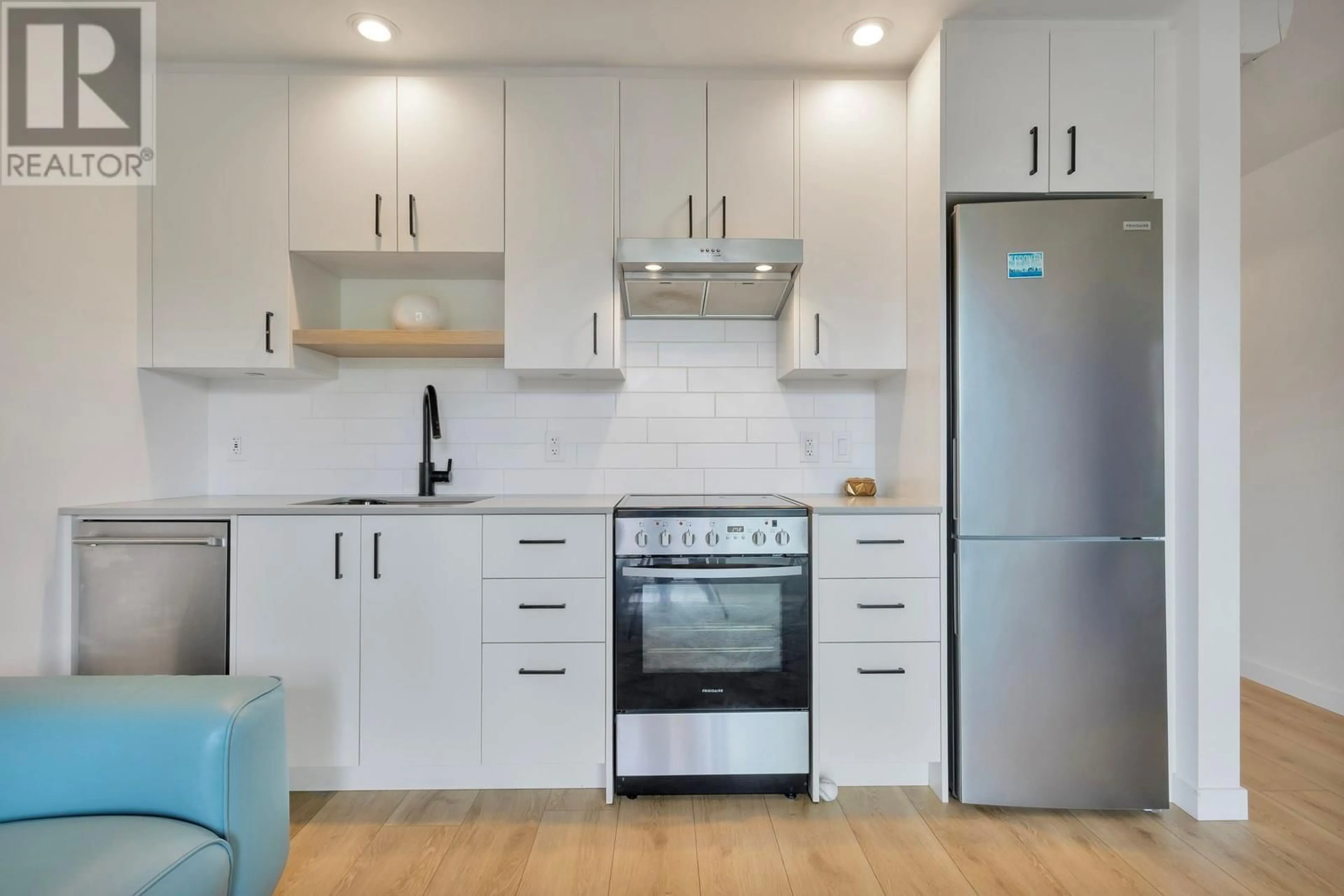 Standard kitchen, wood/laminate floor for 209 - 660 CAWSTON AVENUE NORTH, Kelowna British Columbia V1Y9M1