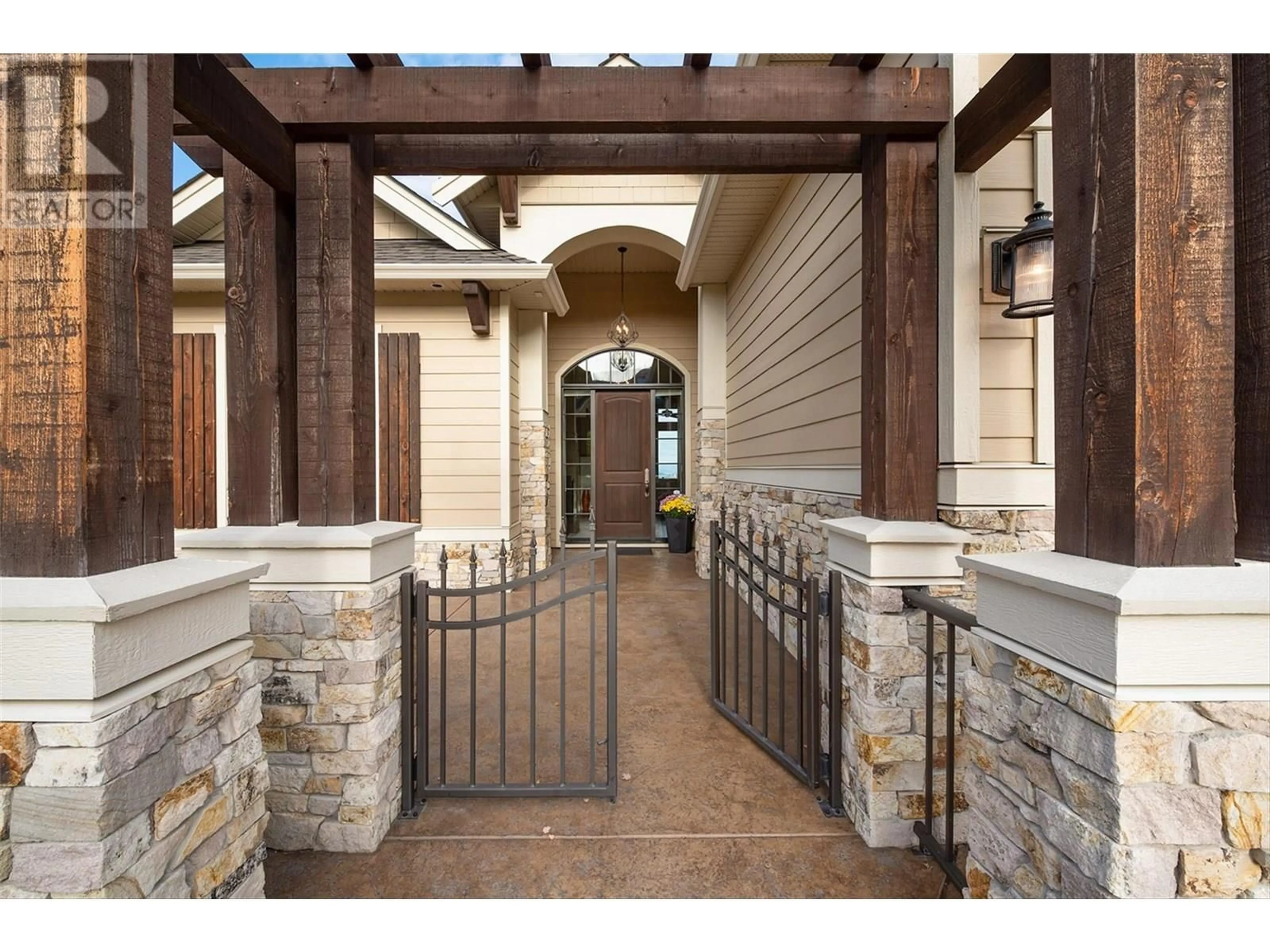 Indoor entryway for 440 LAKEPOINTE DRIVE, Kelowna British Columbia V1W5K2
