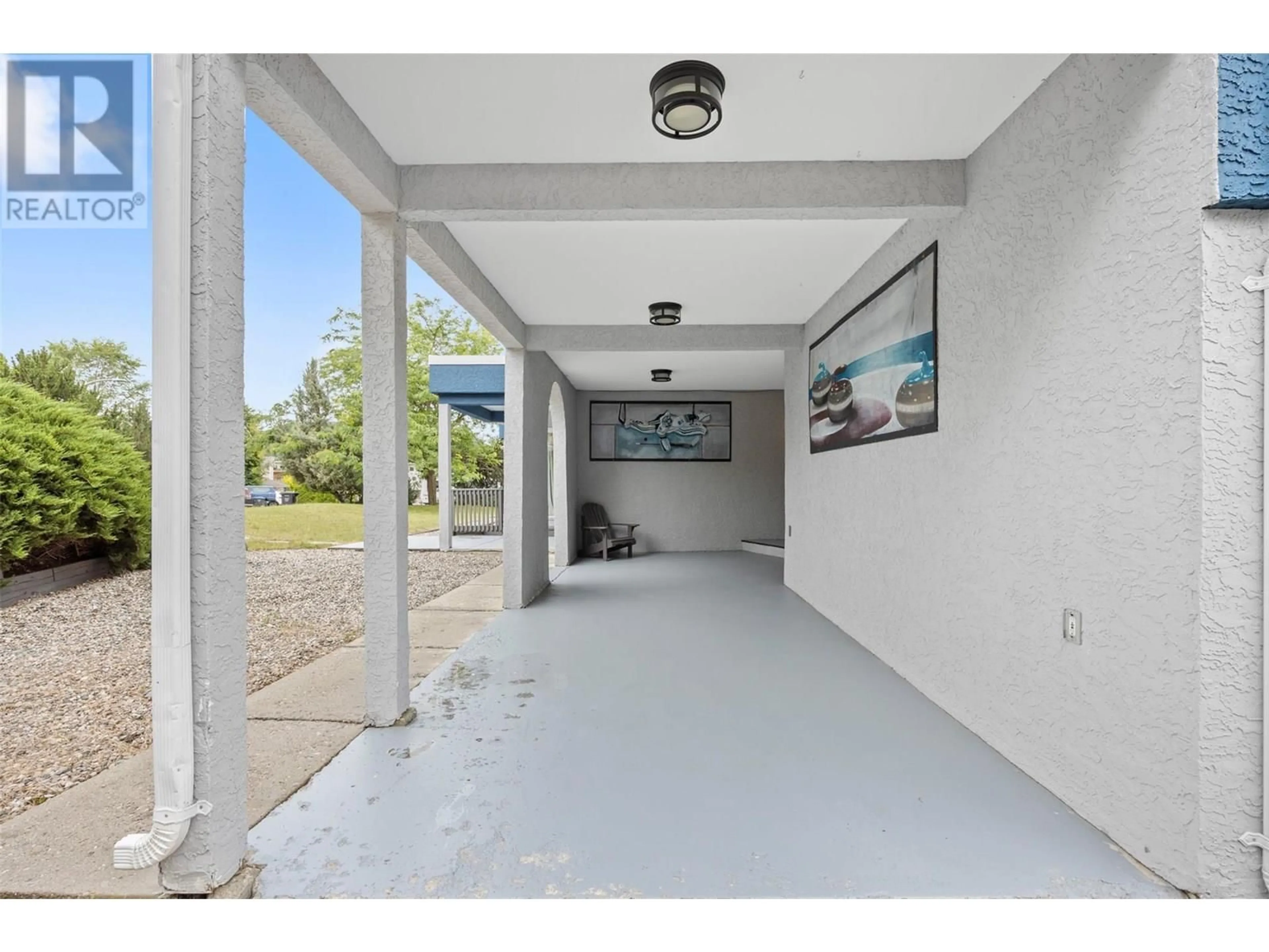Indoor foyer for 126 VERNA COURT, Kelowna British Columbia V1Y5M3