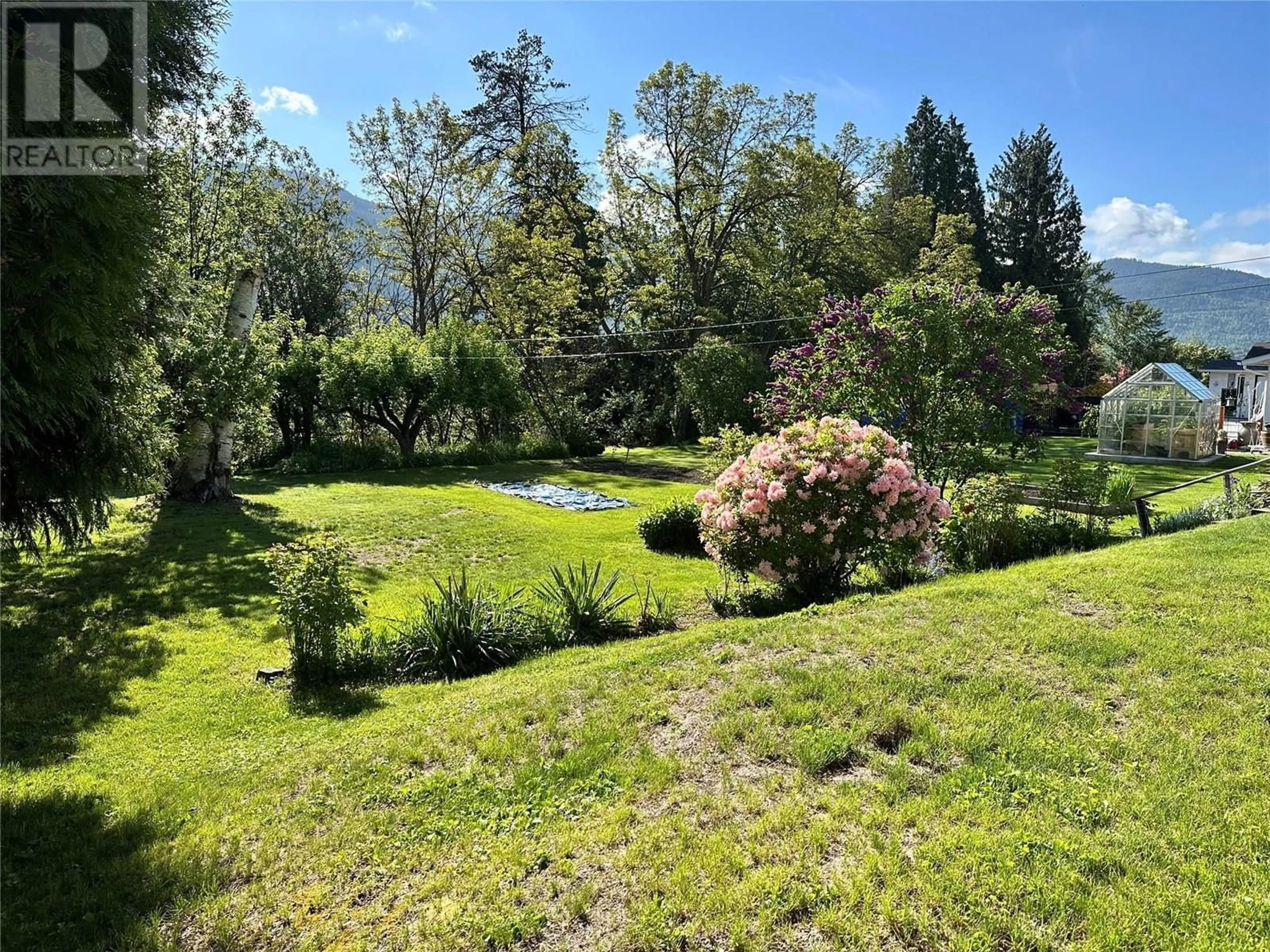 A pic from outside/outdoor area/front of a property/back of a property/a pic from drone, water/lake/river/ocean view for 2629 9TH AVENUE, Castlegar British Columbia V1N2Y9
