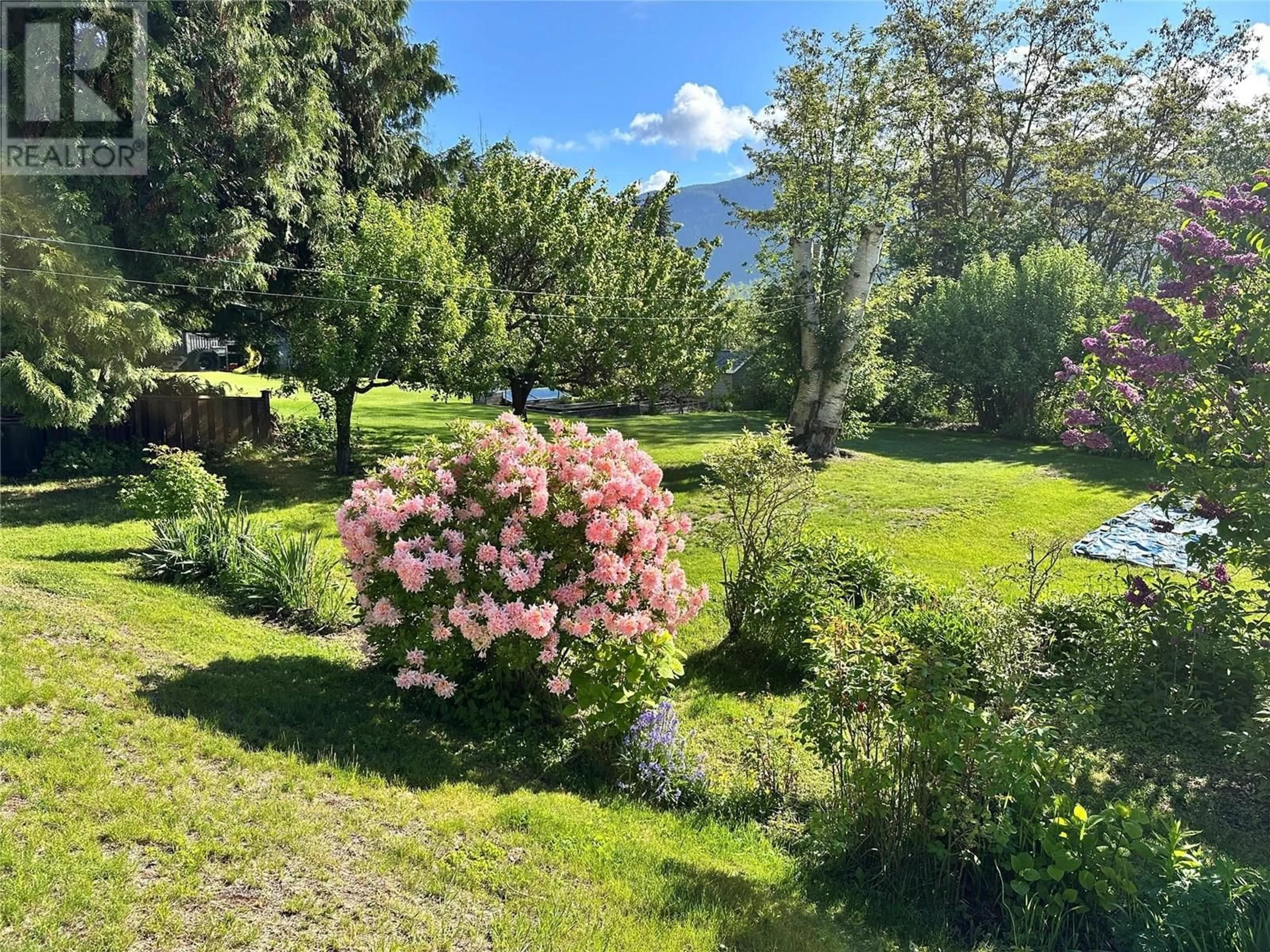 A pic from outside/outdoor area/front of a property/back of a property/a pic from drone, mountain view for 2629 9TH AVENUE, Castlegar British Columbia V1N2Y9