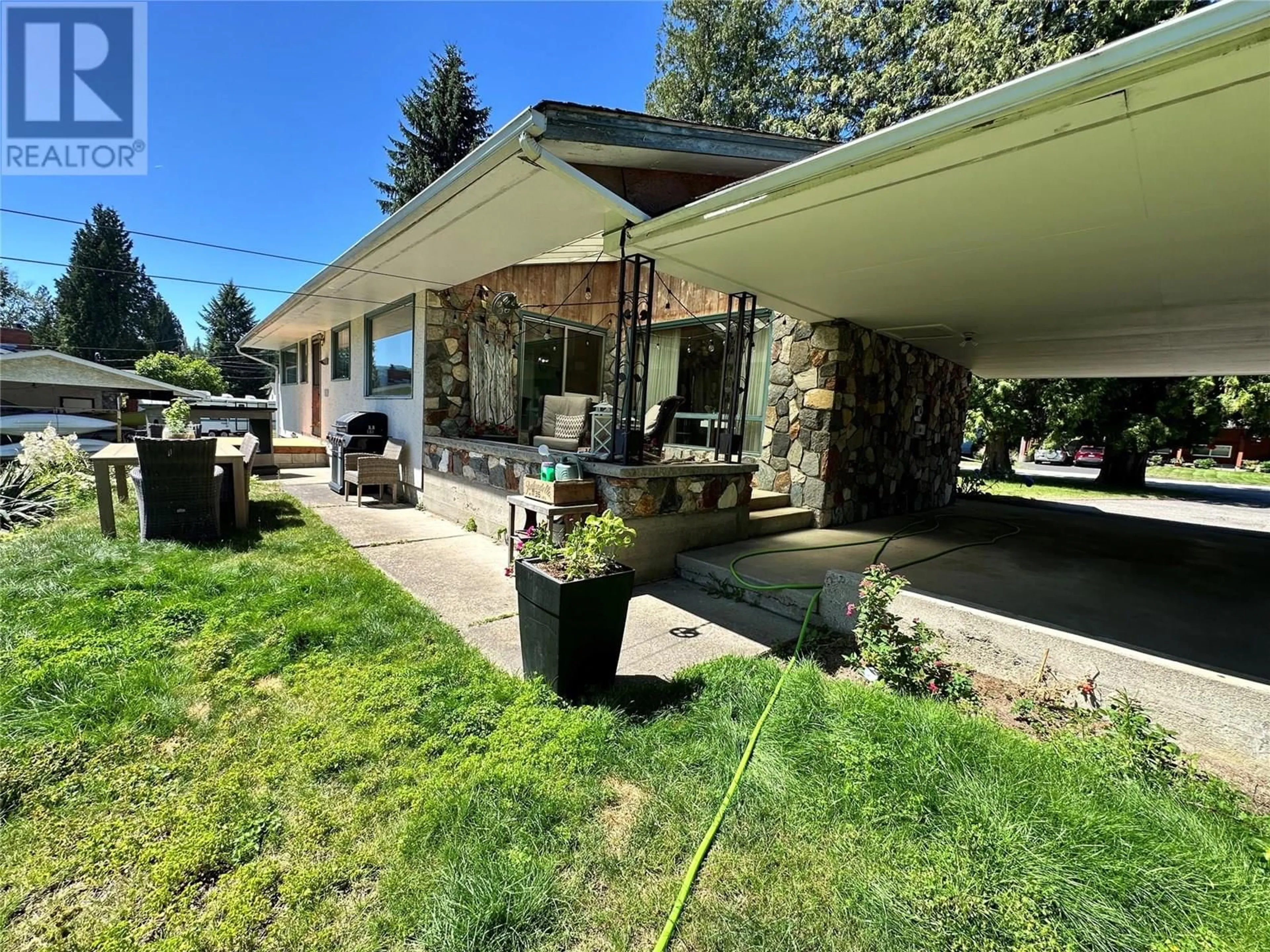A pic from outside/outdoor area/front of a property/back of a property/a pic from drone, unknown for 2629 9TH AVENUE, Castlegar British Columbia V1N2Y9