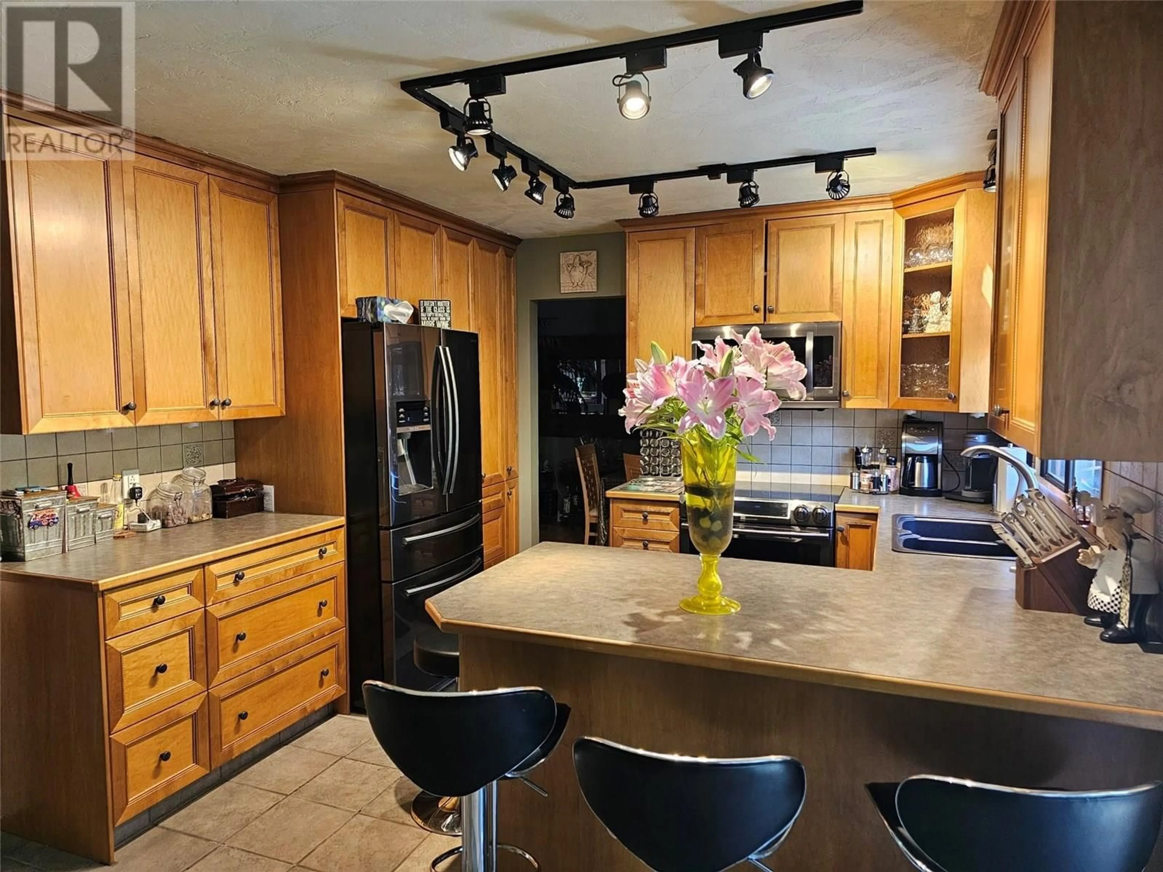 Open concept kitchen, ceramic/tile floor for 599 CLIFTON ROAD, Kelowna British Columbia V1V1A6