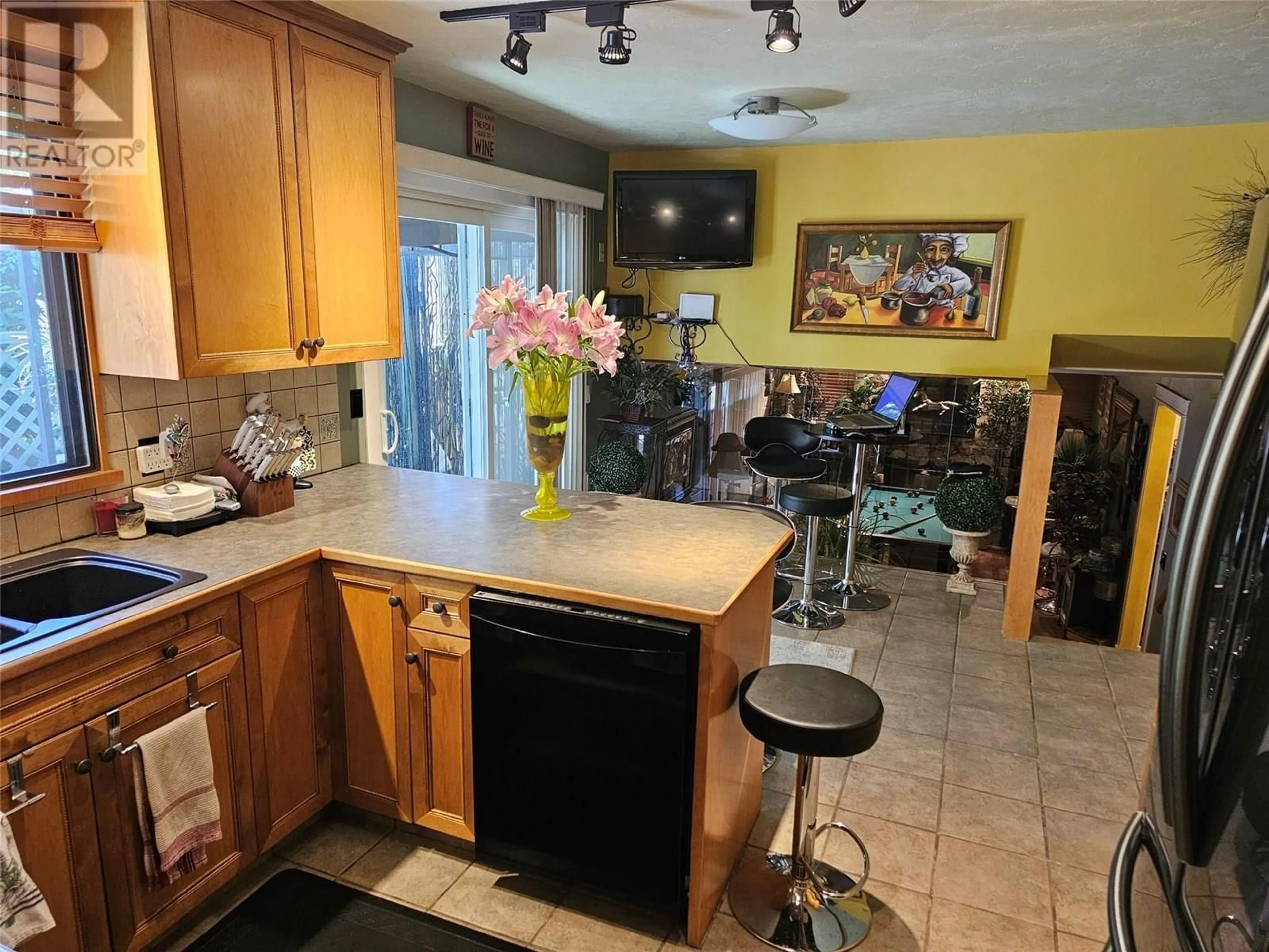 Open concept kitchen, ceramic/tile floor for 599 CLIFTON ROAD, Kelowna British Columbia V1V1A6
