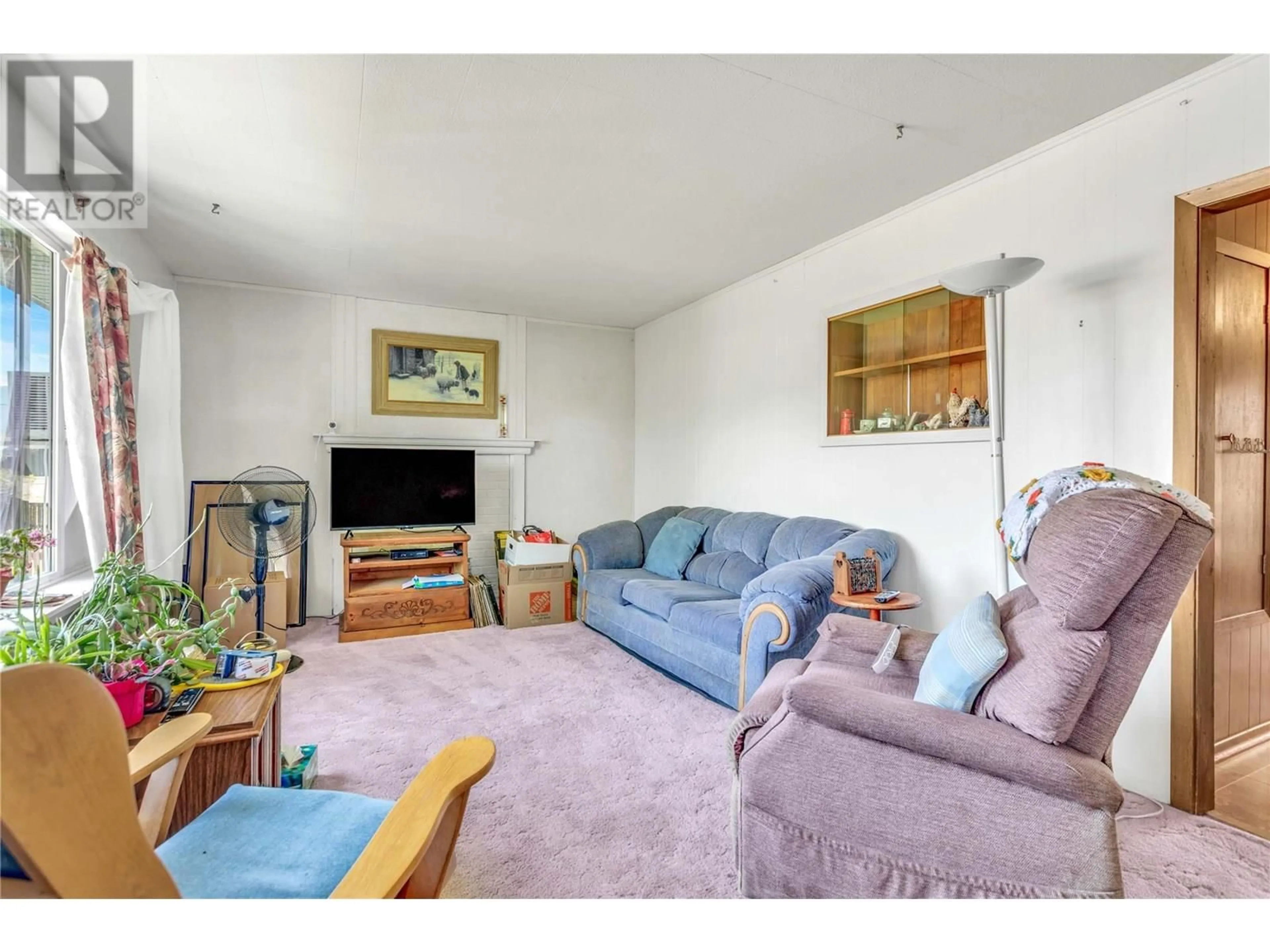Living room with furniture, unknown for 410 DAVIE ROAD, Kelowna British Columbia V1X3Z1