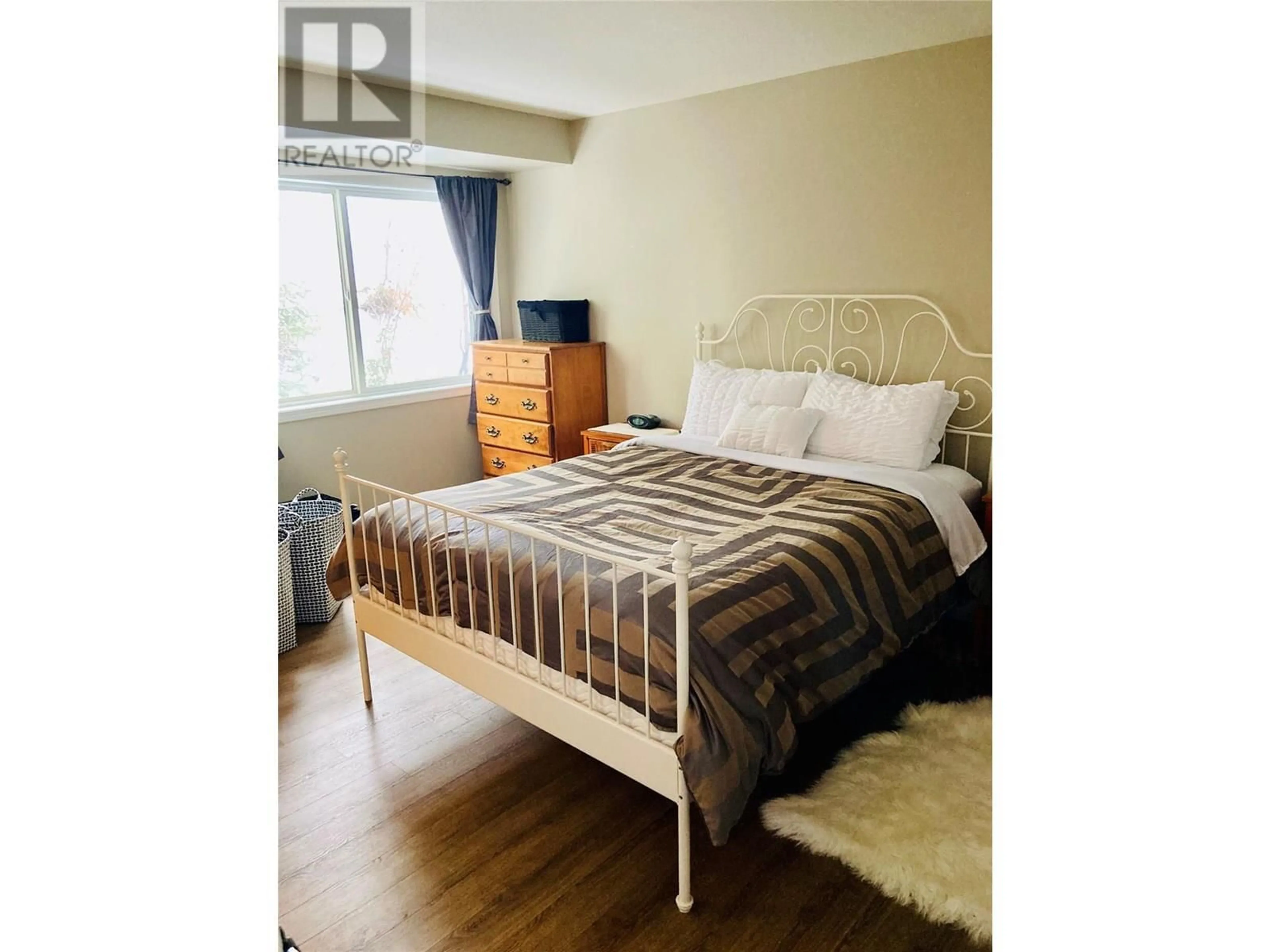 Bedroom with bed, wood/laminate floor for 157 - 1458 PENTICTON AVENUE, Penticton British Columbia V2A8L3
