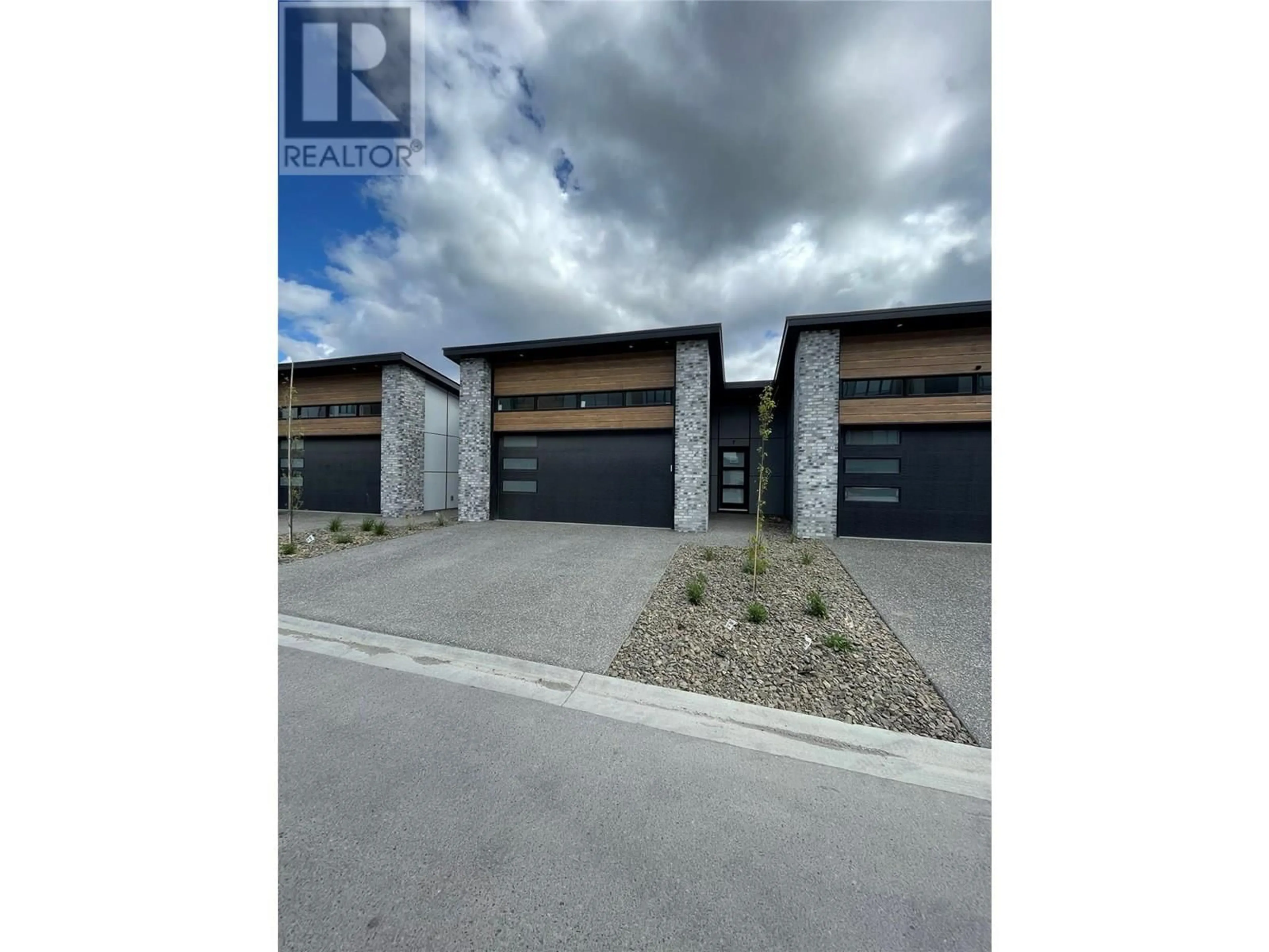 Indoor garage for 7 - 2835 CANYON CREST DRIVE, West Kelowna British Columbia V4T0E3