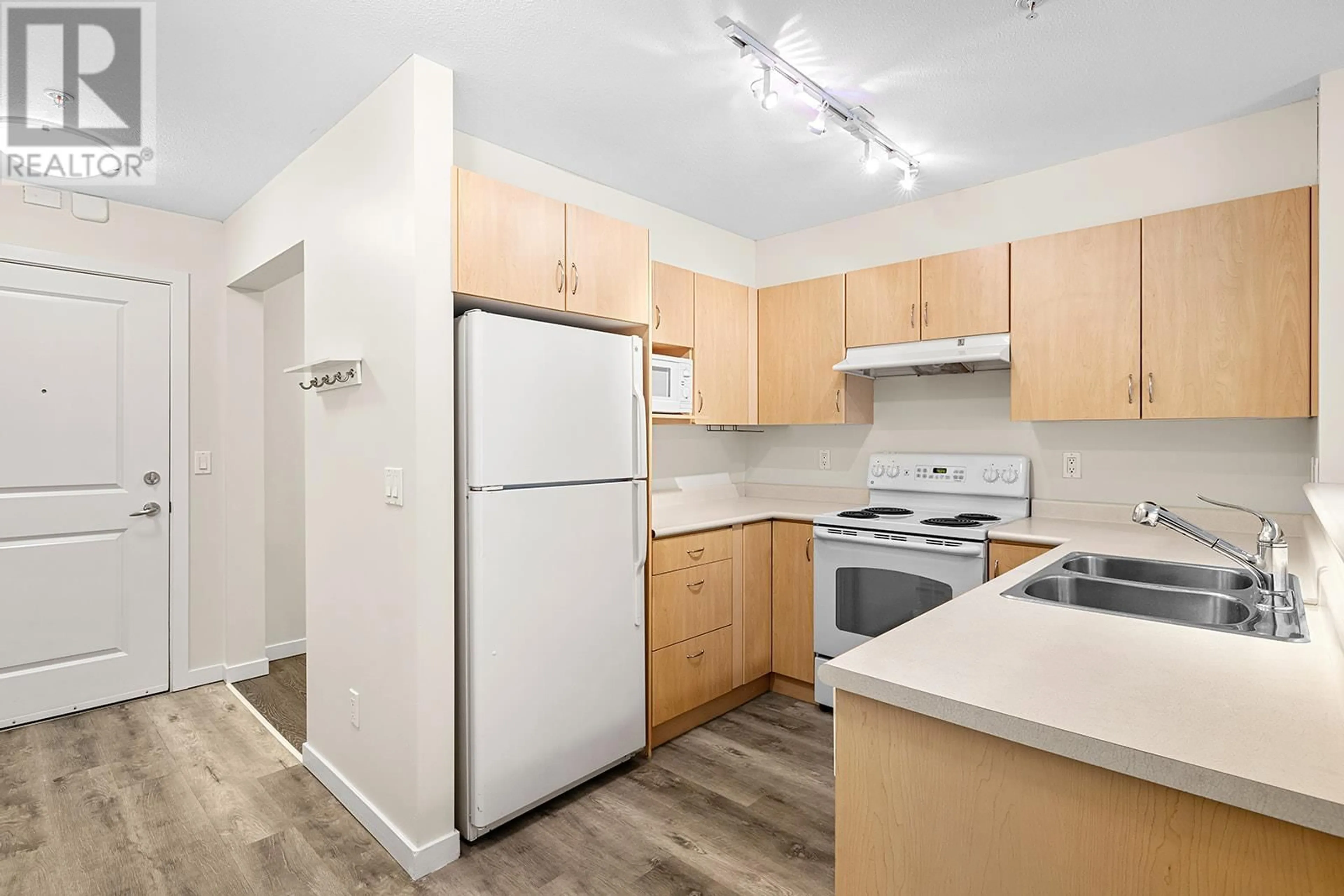 Standard kitchen, unknown for 109 - 563 YATES ROAD, Kelowna British Columbia V1V2V3
