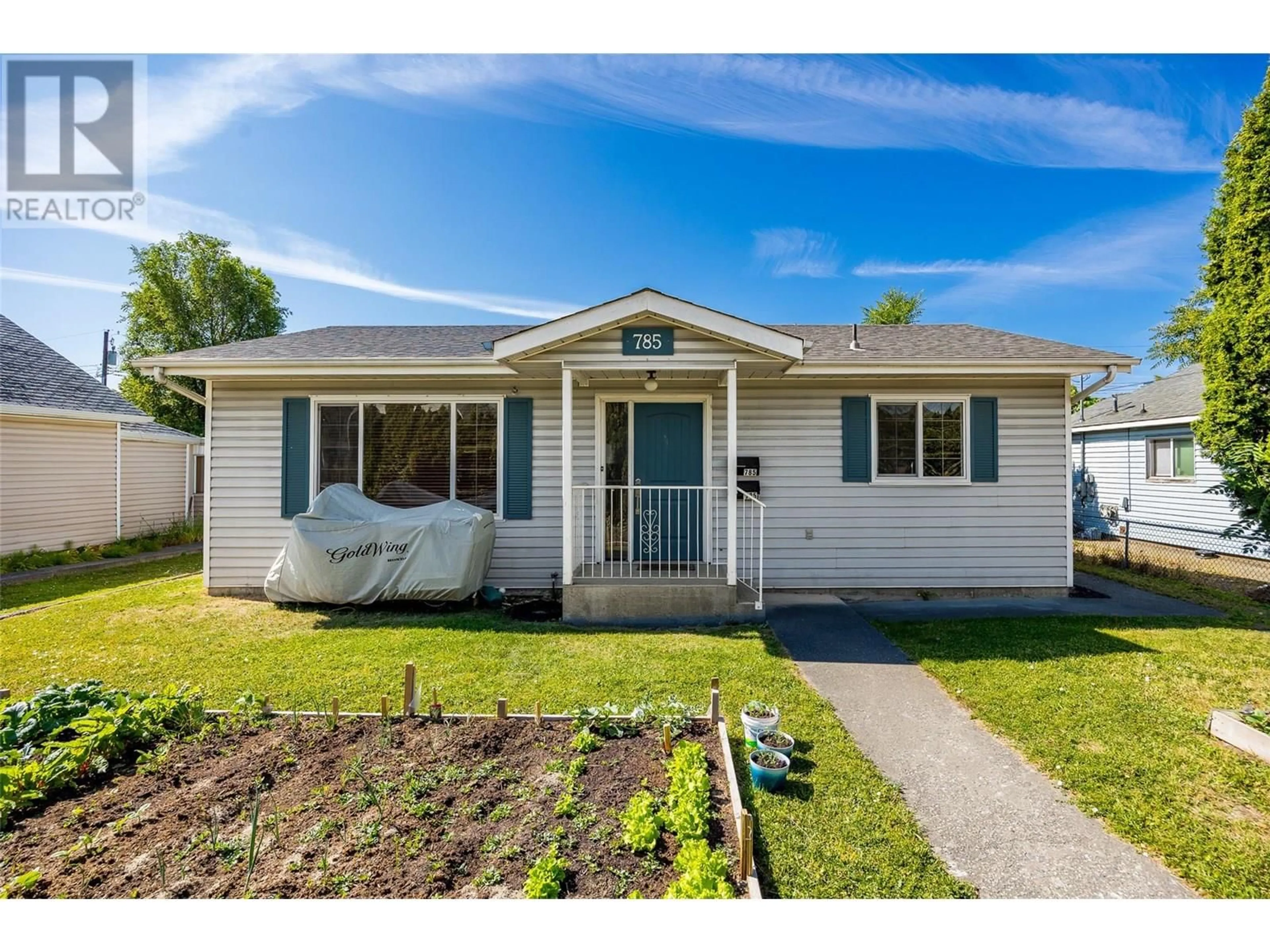 Home with vinyl exterior material, street for 785 CLEMENT AVENUE, Kelowna British Columbia V1Y7C9
