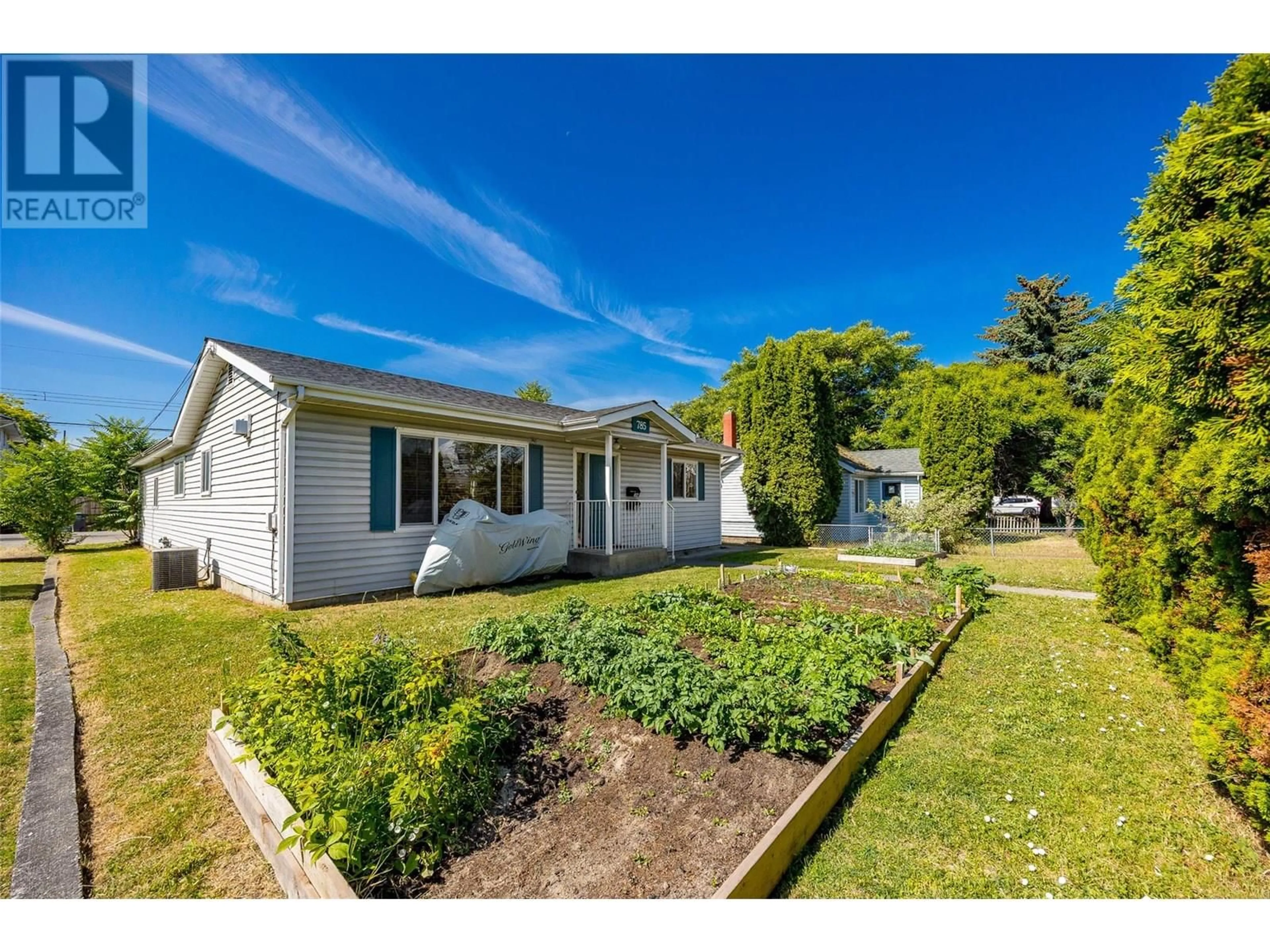 A pic from outside/outdoor area/front of a property/back of a property/a pic from drone, street for 785 CLEMENT AVENUE, Kelowna British Columbia V1Y7C9