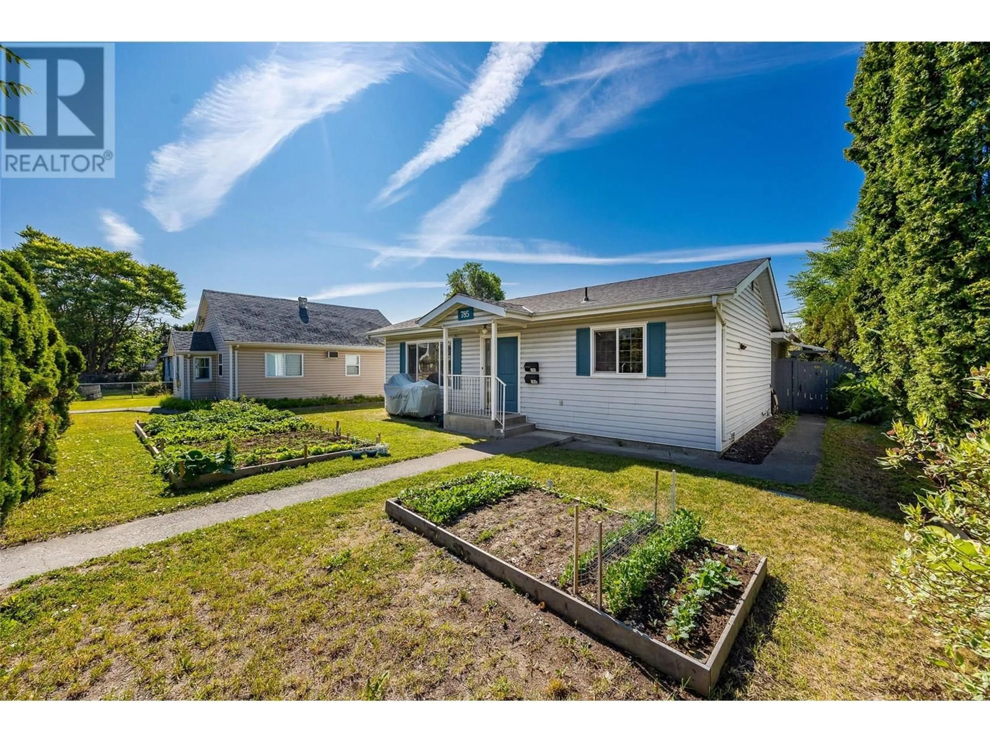 A pic from outside/outdoor area/front of a property/back of a property/a pic from drone, street for 785 CLEMENT AVENUE, Kelowna British Columbia V1Y7C9