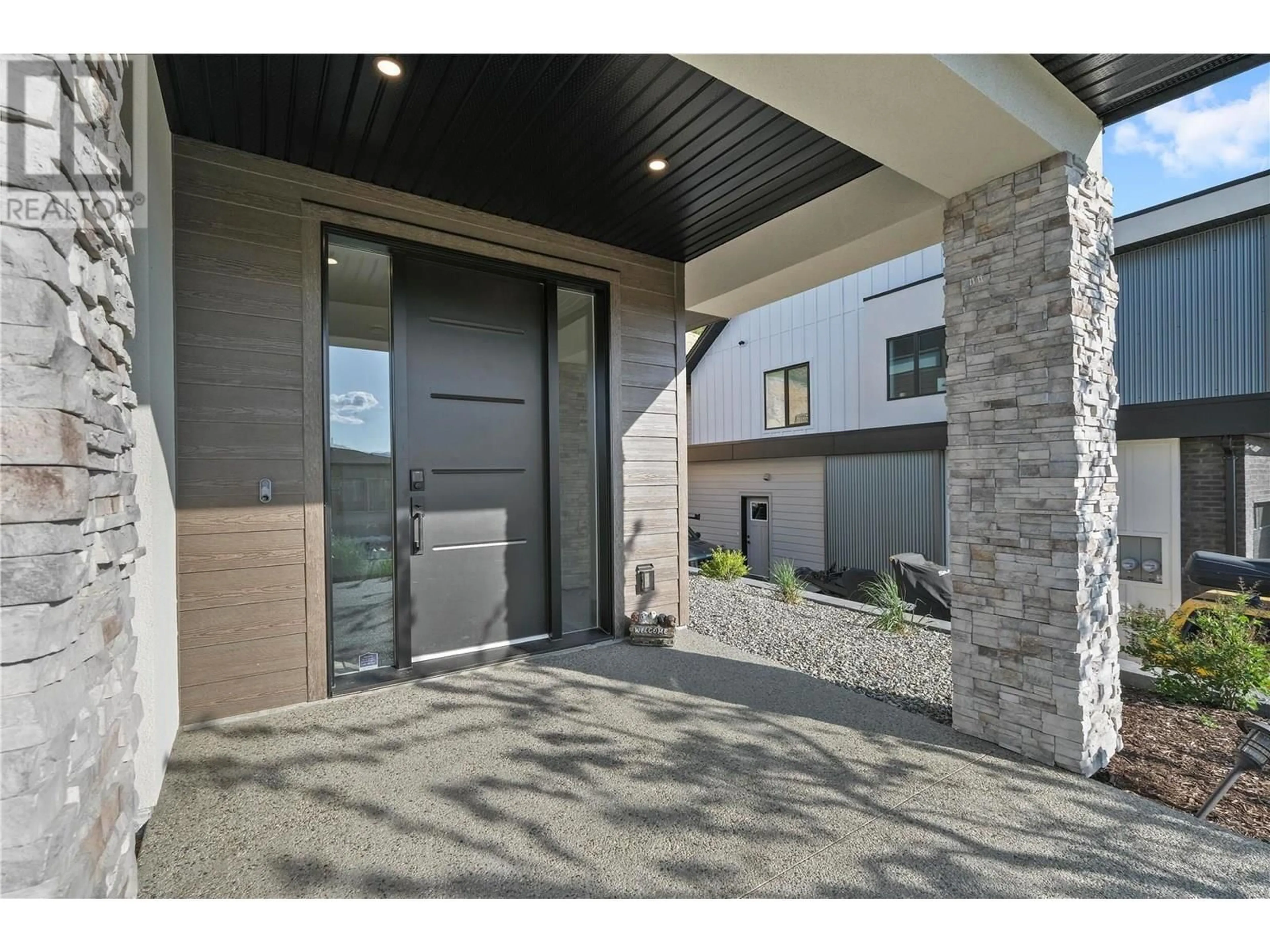 Indoor entryway for 695 DEANS DRIVE, Kelowna British Columbia V1P1A1