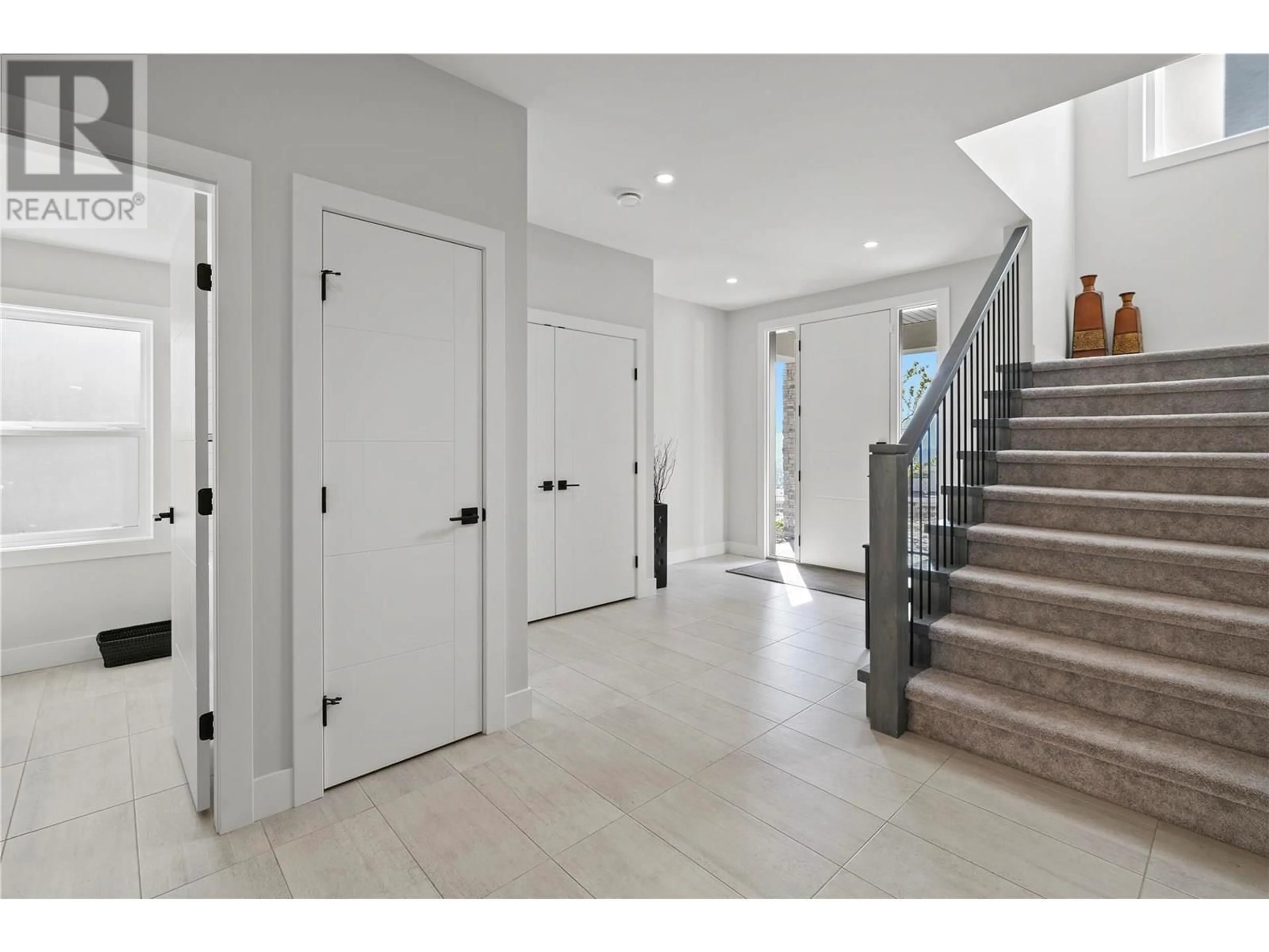 Indoor entryway for 695 DEANS DRIVE, Kelowna British Columbia V1P1A1