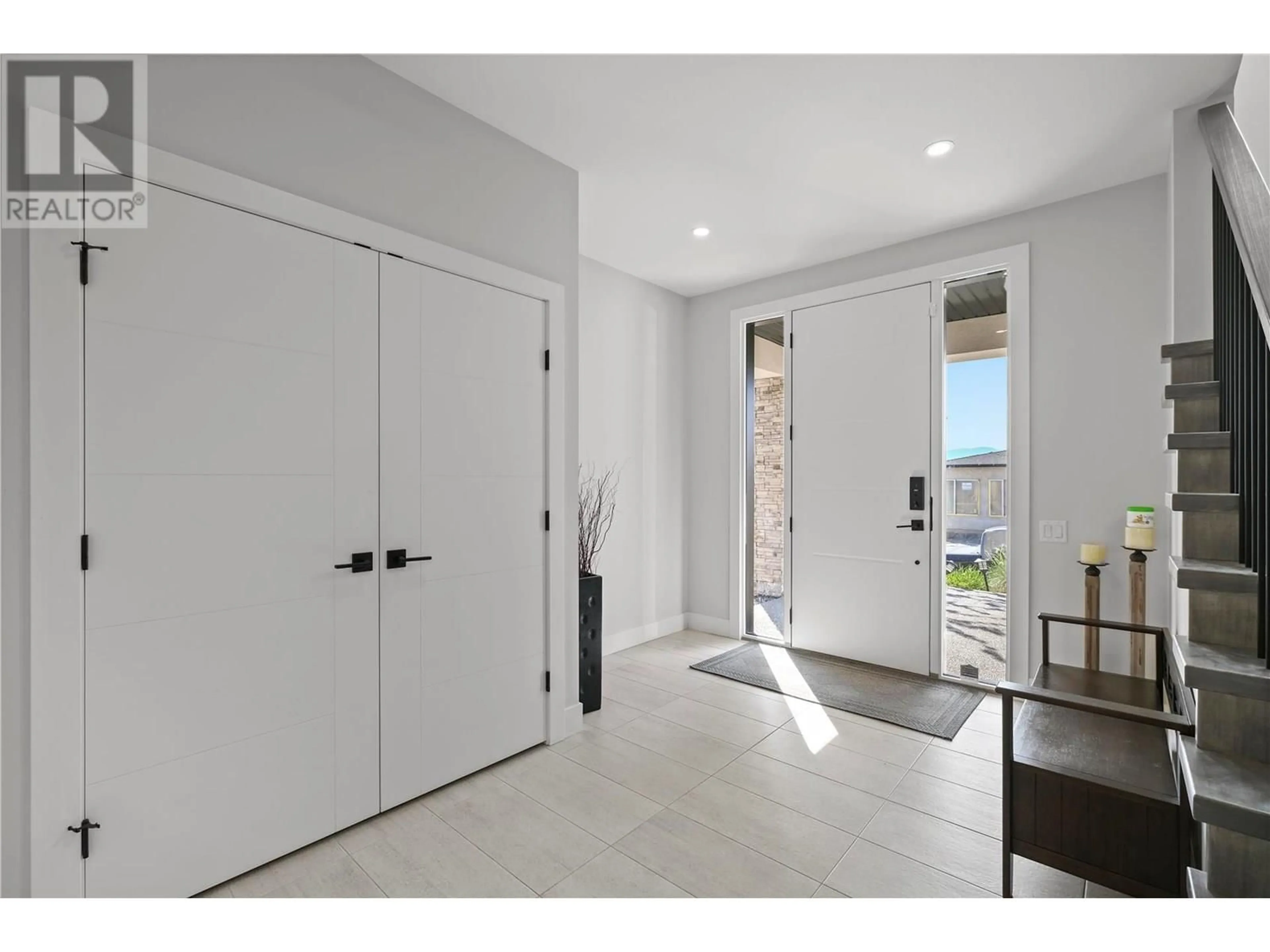Indoor entryway for 695 DEANS DRIVE, Kelowna British Columbia V1P1A1