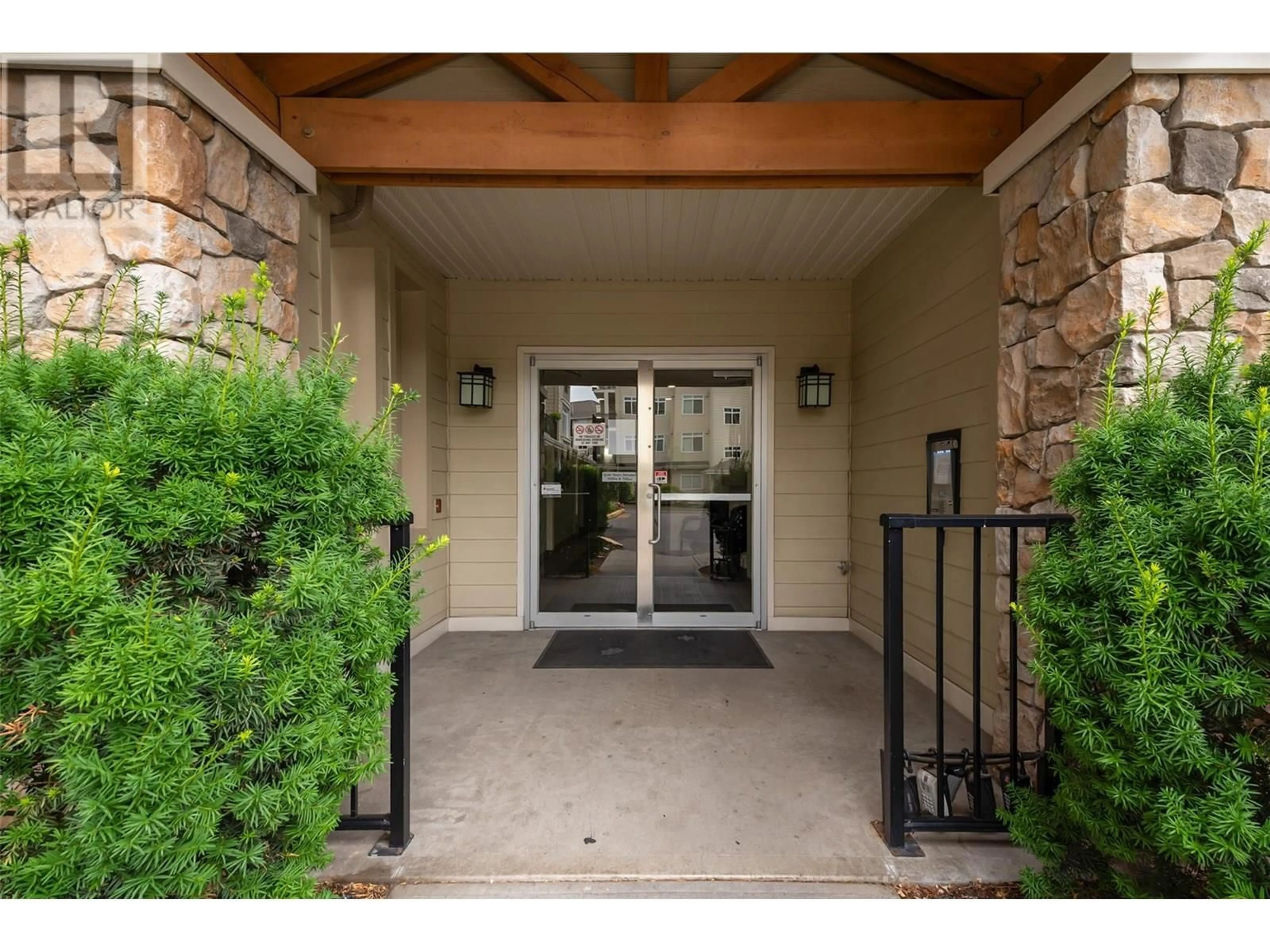 Indoor entryway for 206 - 1350 RIDGEWAY DRIVE, Kelowna British Columbia V1Y9T8