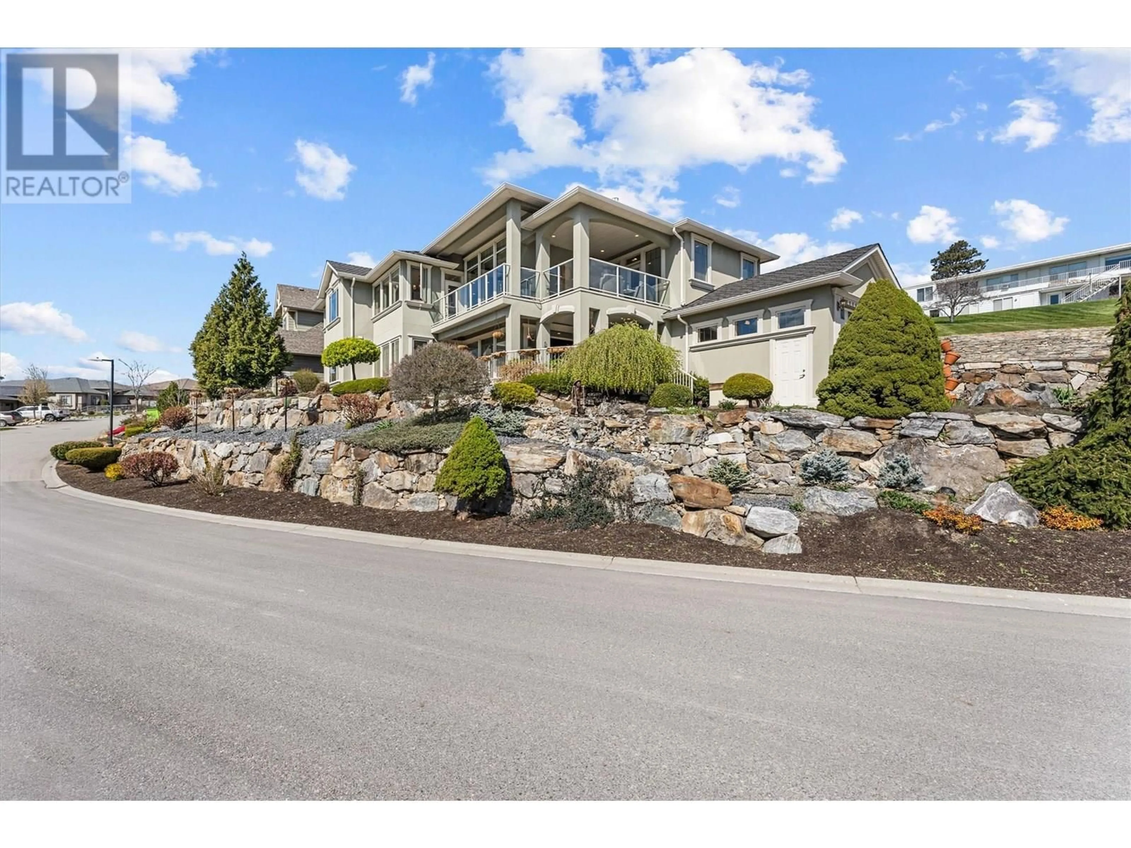 A pic from outside/outdoor area/front of a property/back of a property/a pic from drone, unknown for 1095 HUME AVENUE, Kelowna British Columbia V1P1P2