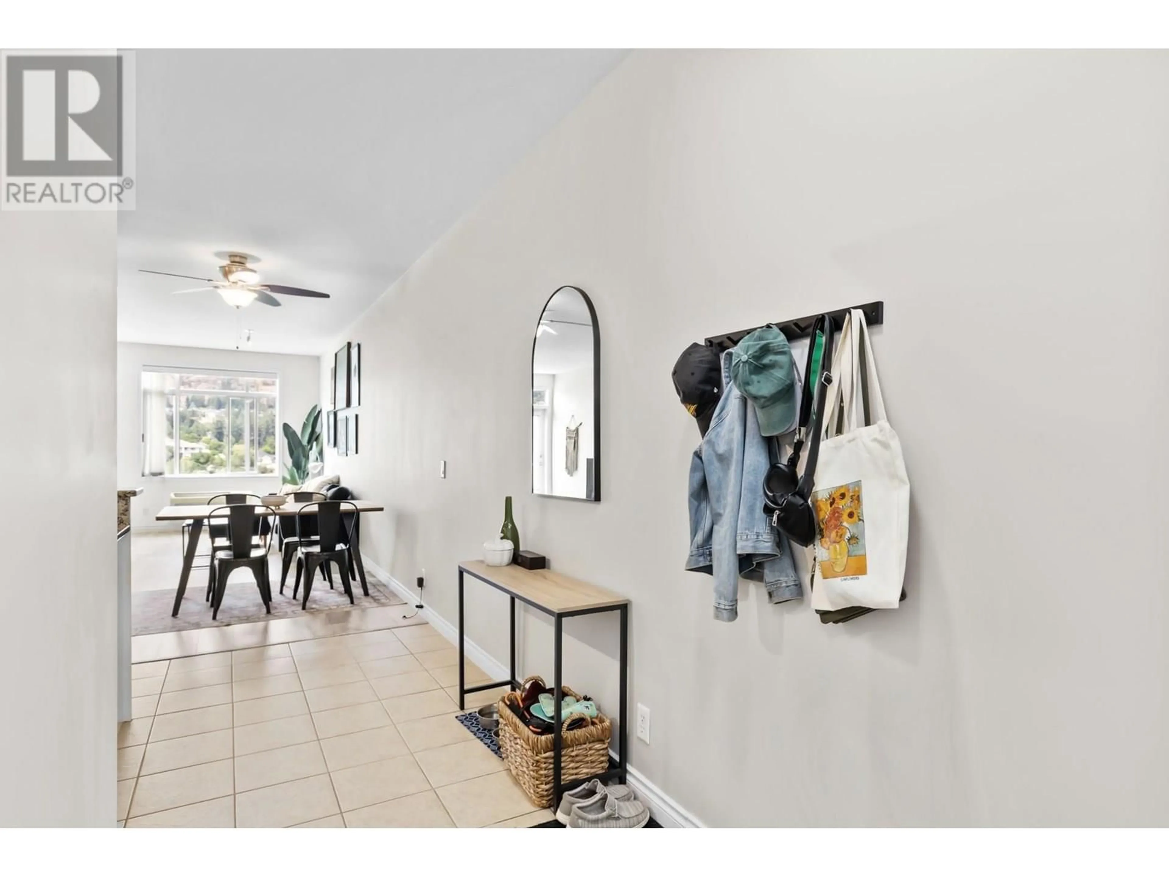 Indoor entryway for 207 - 2523 SHANNON VIEW DRIVE, West Kelowna British Columbia V4T2Z7