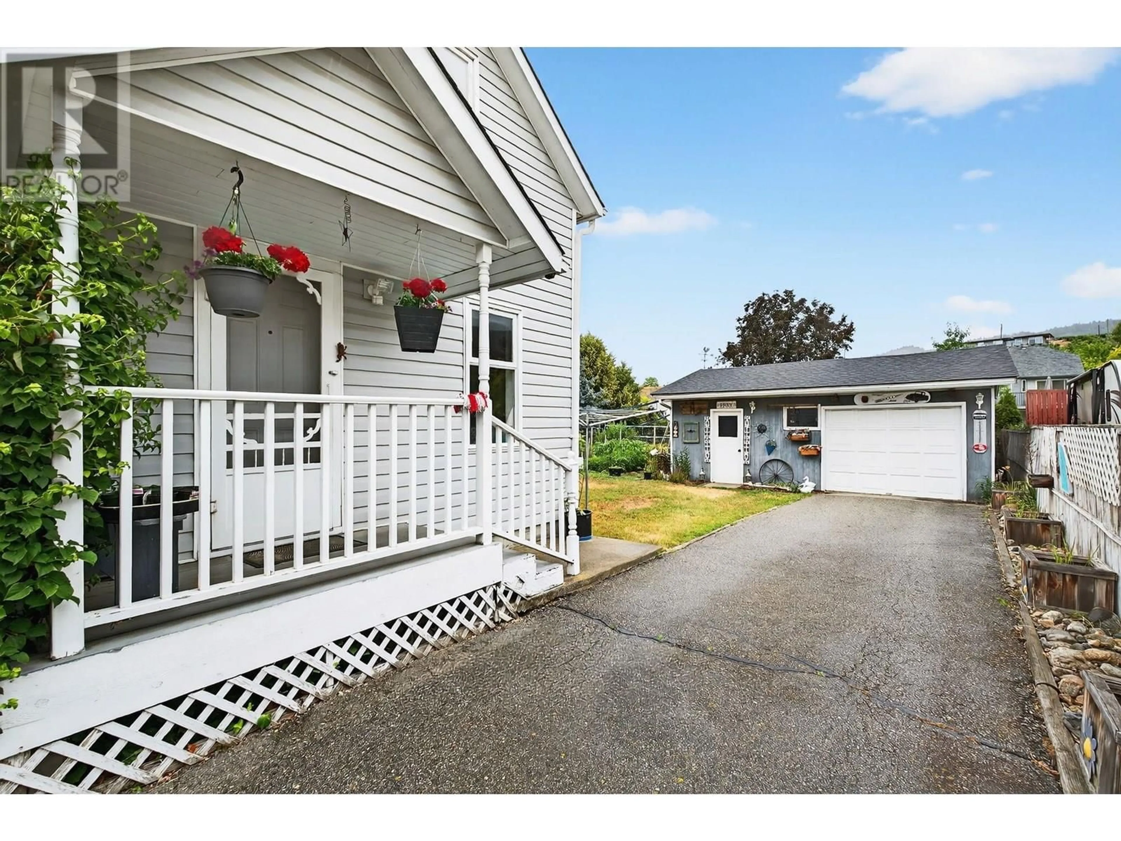 Home with vinyl exterior material, street for 735 ROBINSON AVENUE, Naramata British Columbia V0H1N0