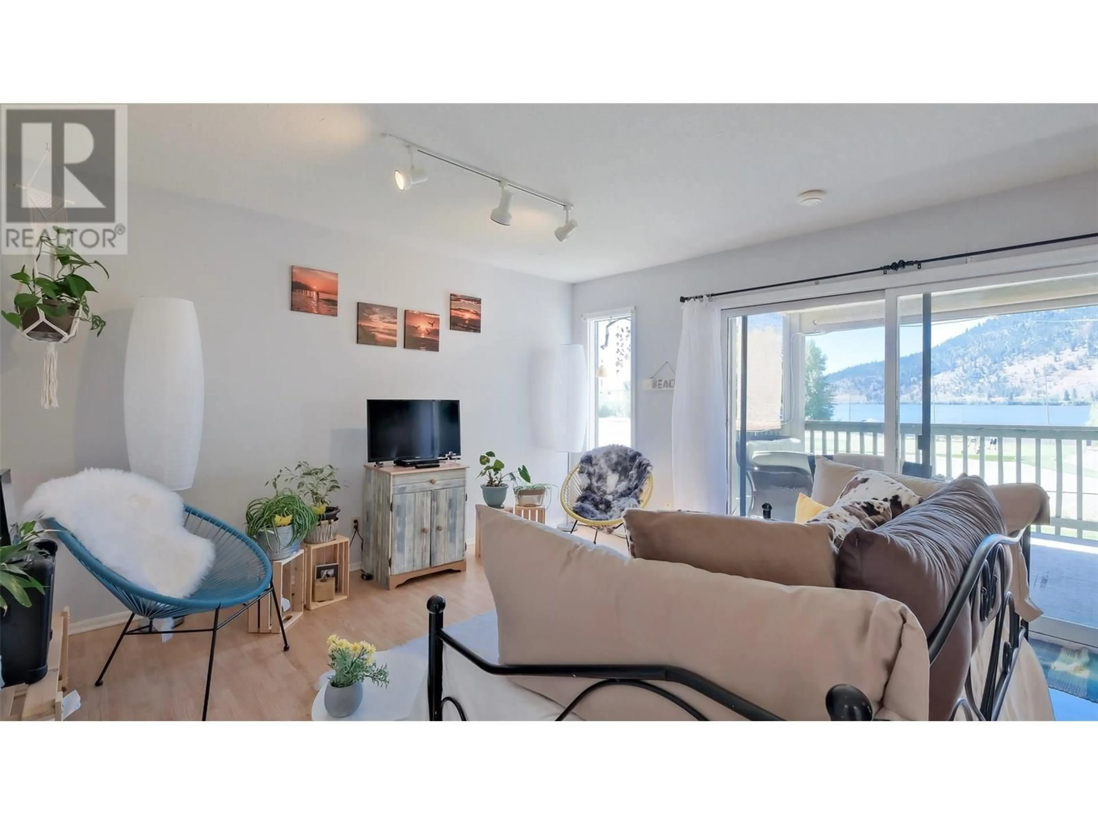 Living room with furniture, unknown for 3206 - 415 COMMONWEALTH ROAD, Kelowna British Columbia V4V2M4