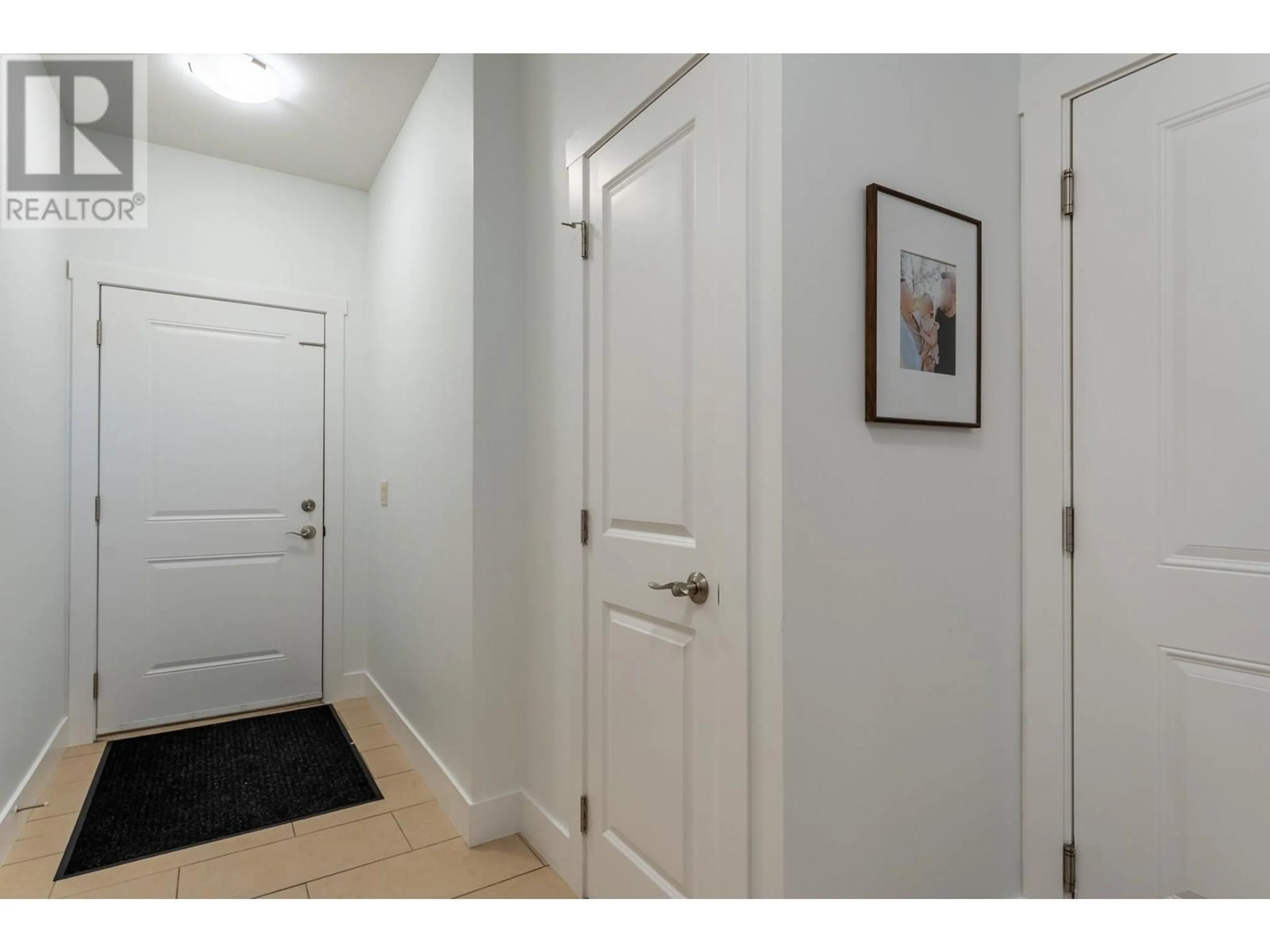 Indoor entryway for 2 - 600 BOYNTON PLACE, Kelowna British Columbia V1V3B8
