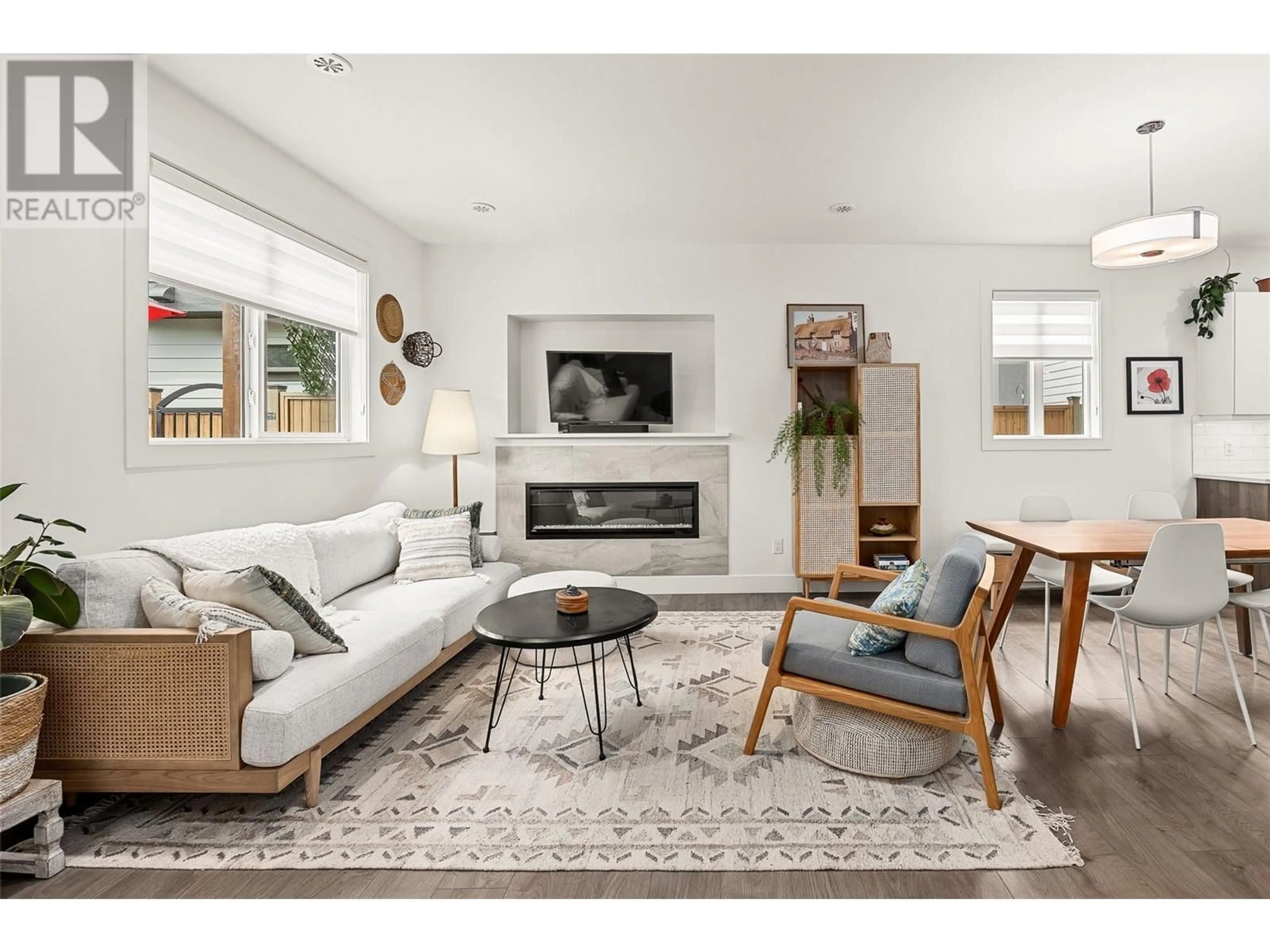 Living room with furniture, unknown for 827 STOCKWELL AVENUE, Kelowna British Columbia V1Y6V9