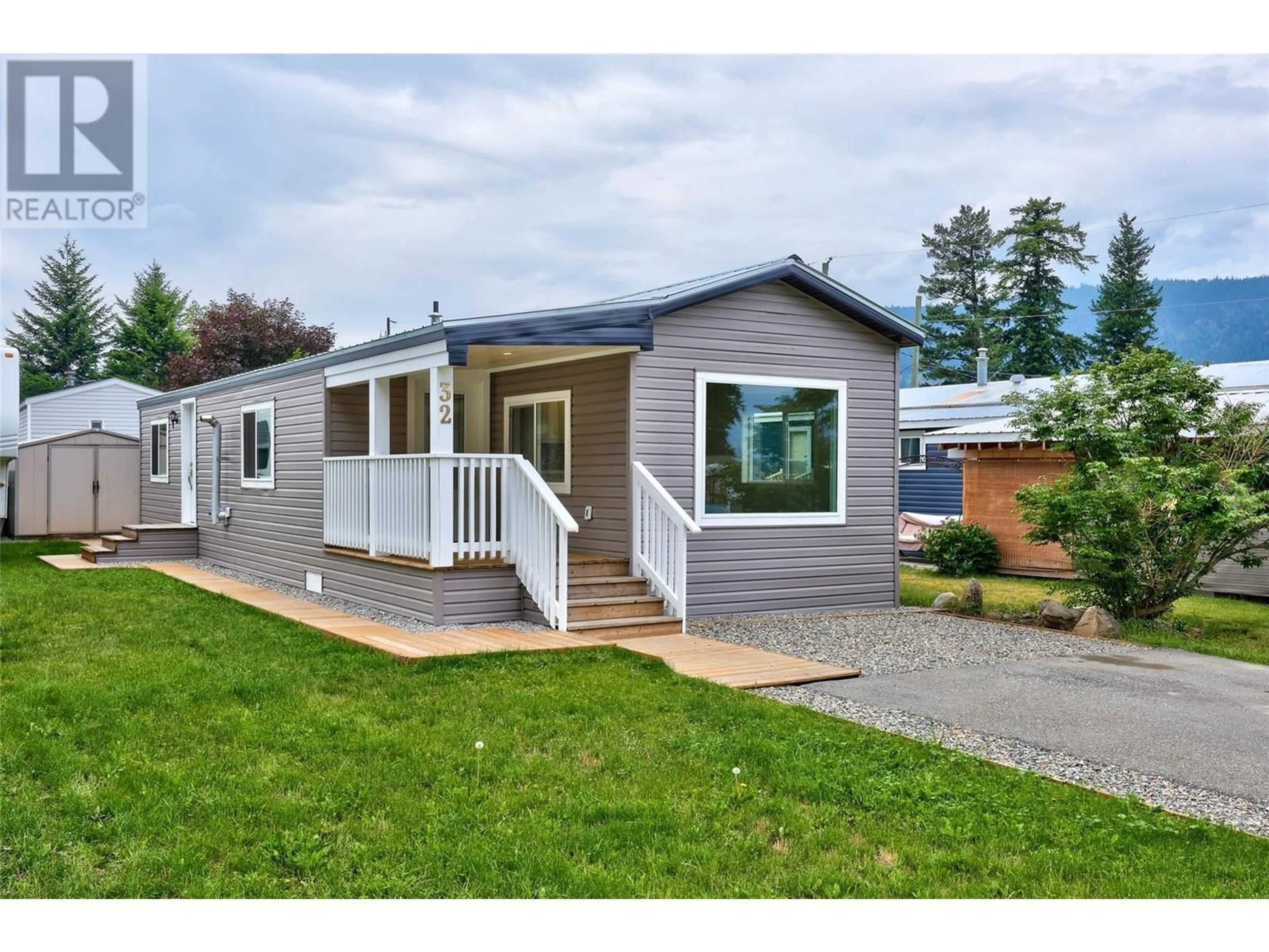 Home with vinyl exterior material, street for 32 - 1214 OKANAGAN AVENUE, Chase British Columbia V0E1M0