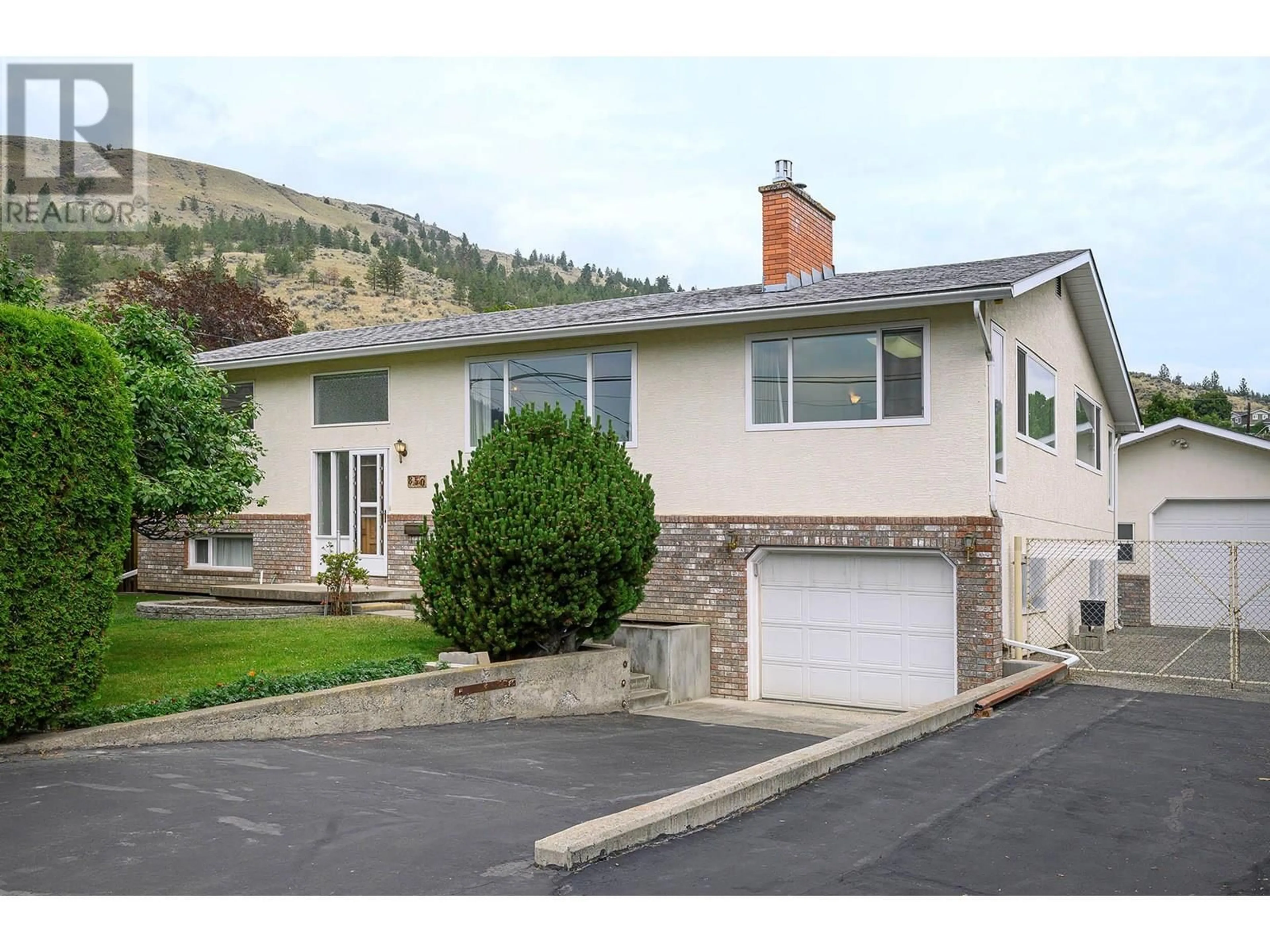 Home with vinyl exterior material, street for 850 SICAMORE DRIVE, Kamloops British Columbia V2B6S2