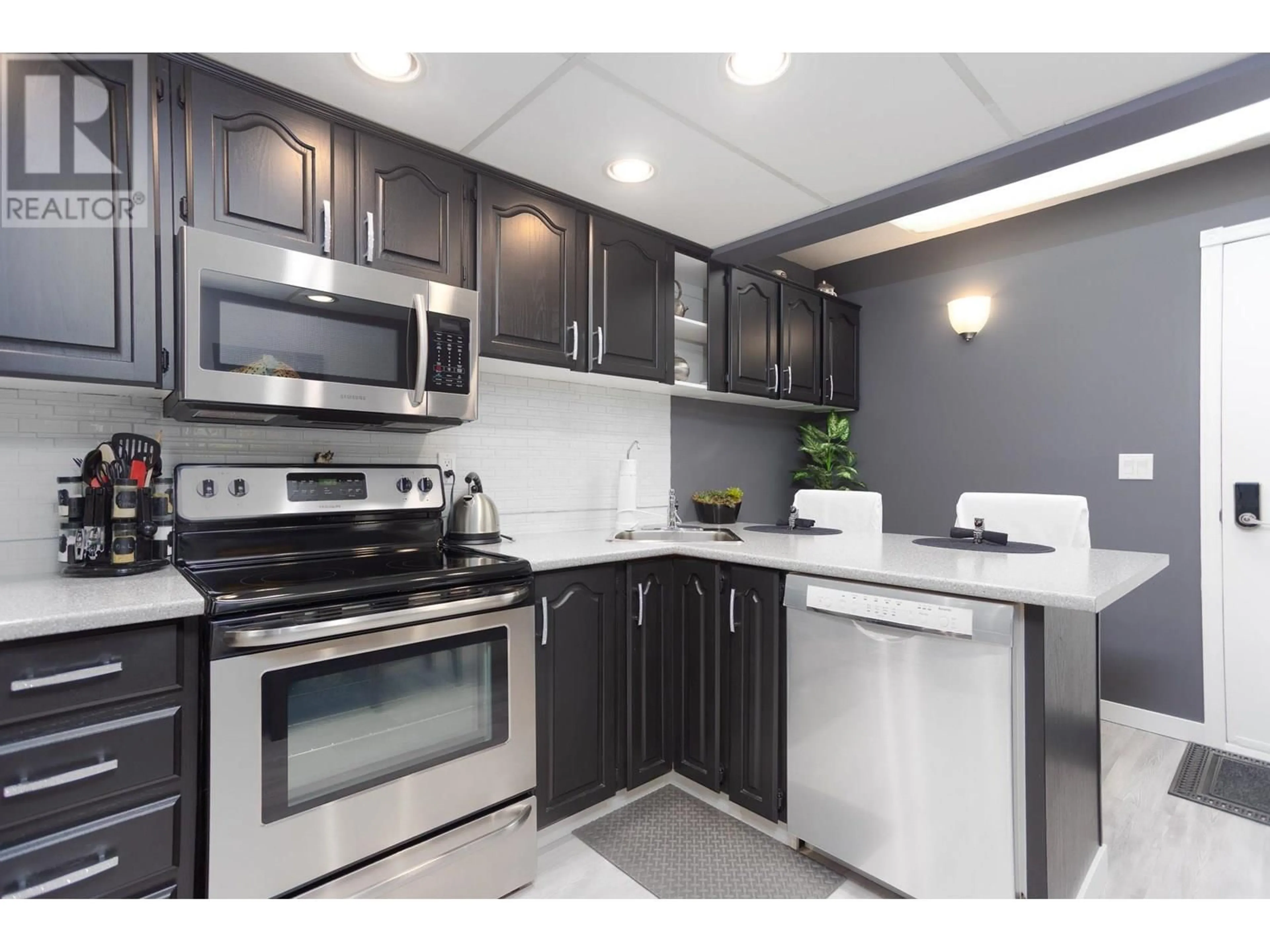 Standard kitchen, ceramic/tile floor for 27 - 1950 BURTCH ROAD, Kelowna British Columbia V1Y4B2