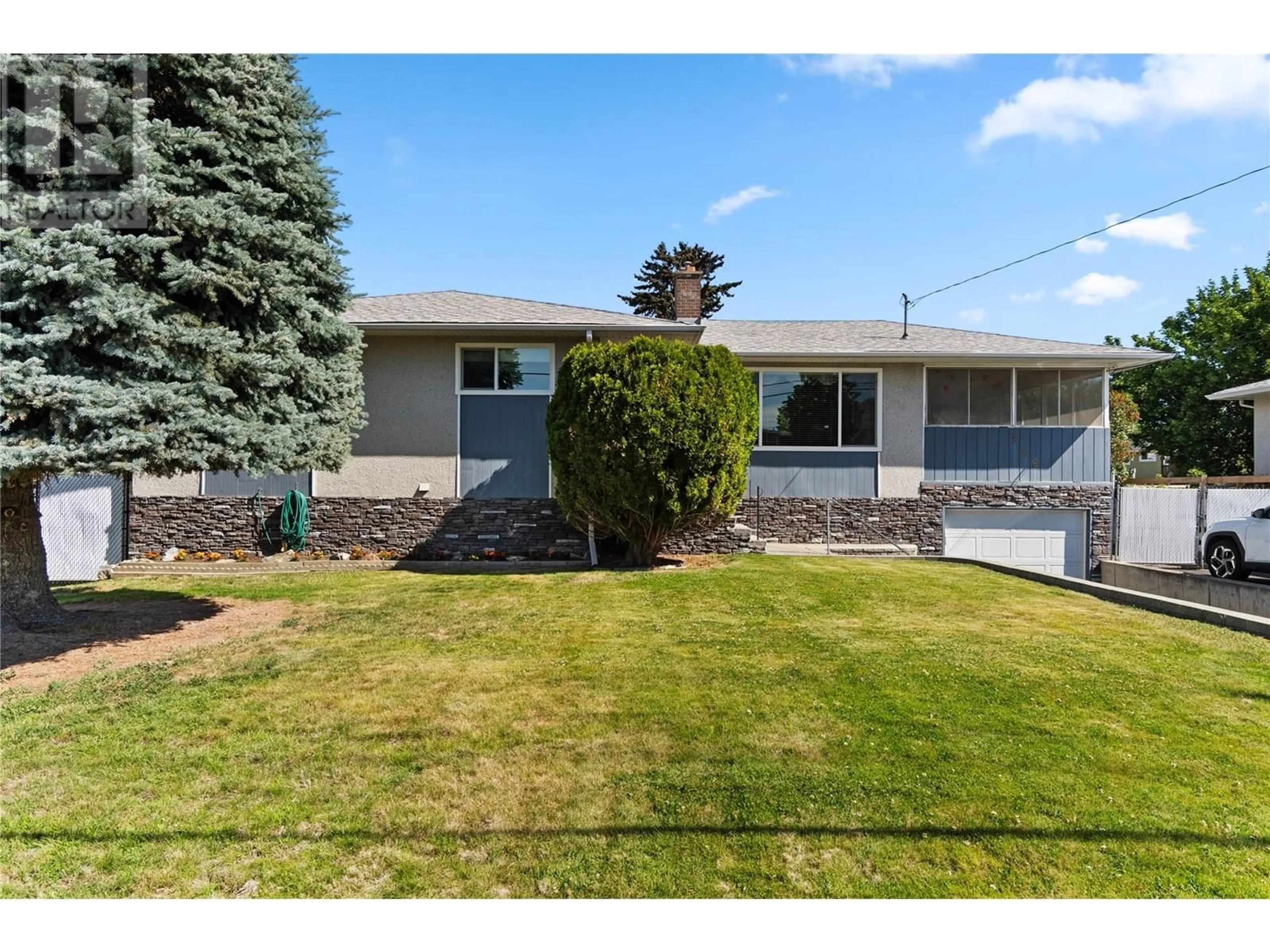 Home with vinyl exterior material, street for 846 SICAMORE DRIVE, Kamloops British Columbia V2B6S2