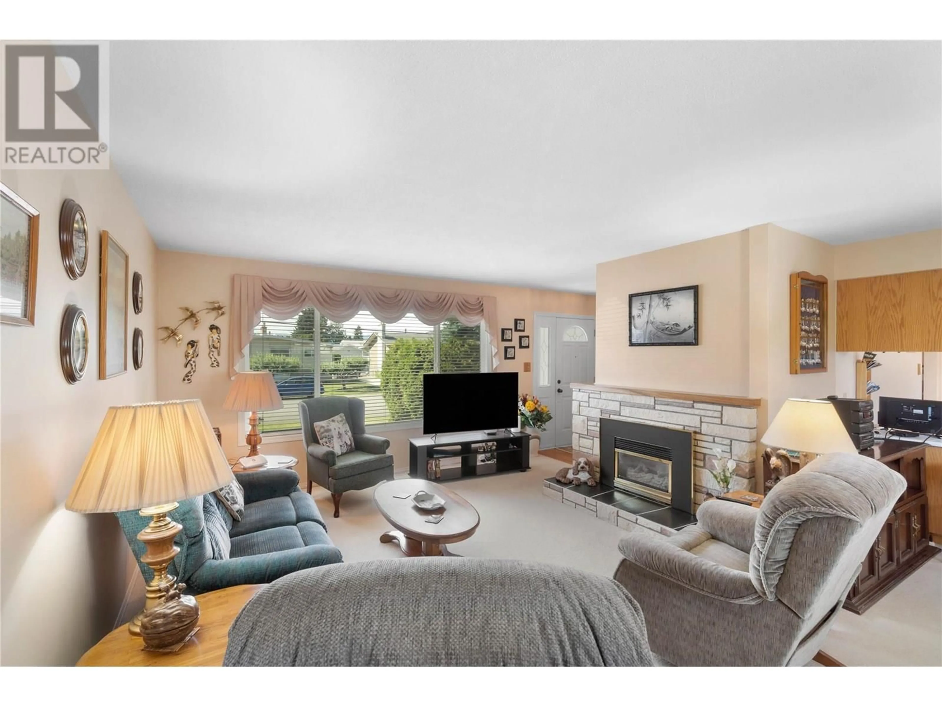 Living room with furniture, unknown for 846 SICAMORE DRIVE, Kamloops British Columbia V2B6S2