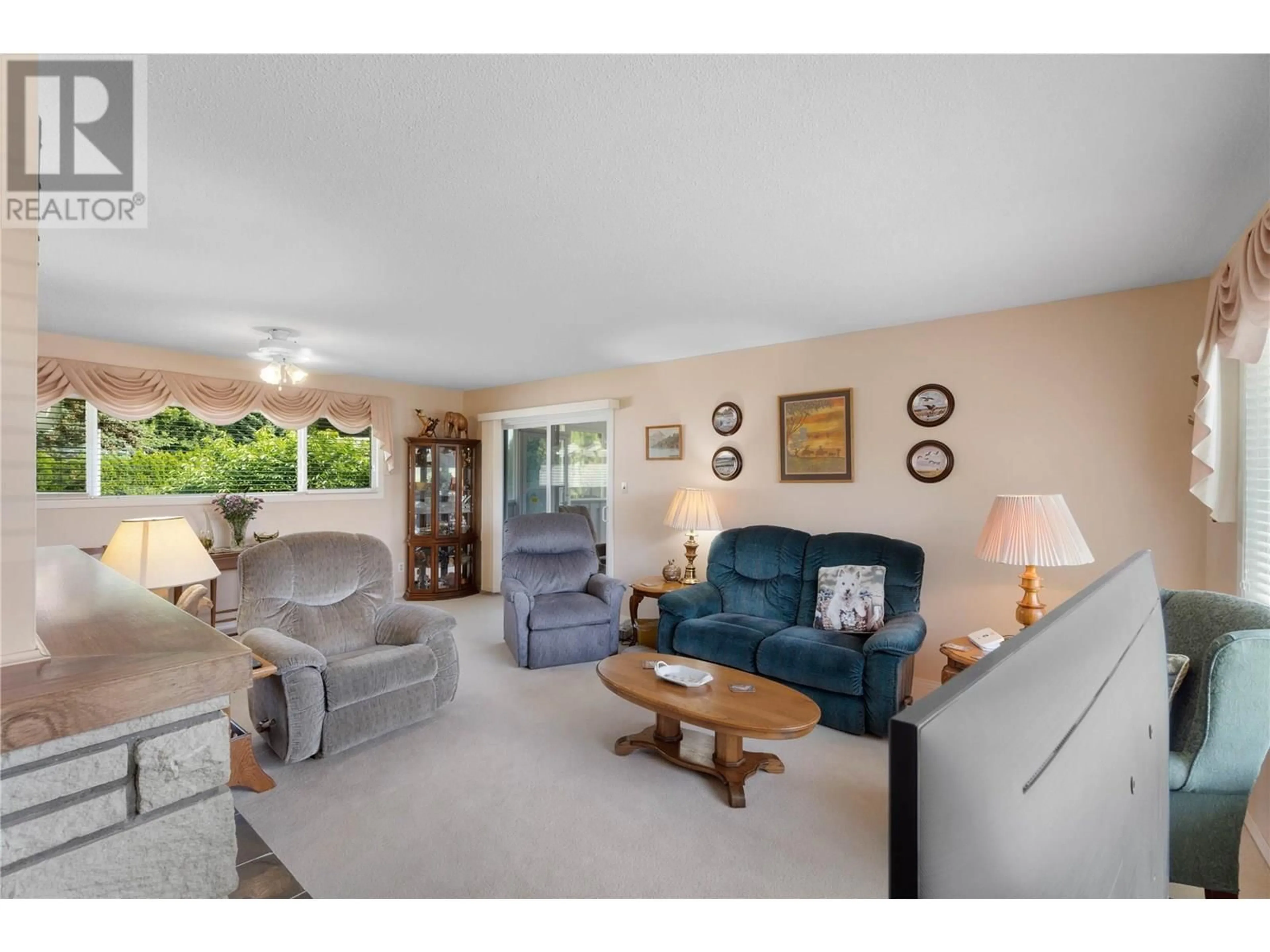 Living room with furniture, unknown for 846 SICAMORE DRIVE, Kamloops British Columbia V2B6S2