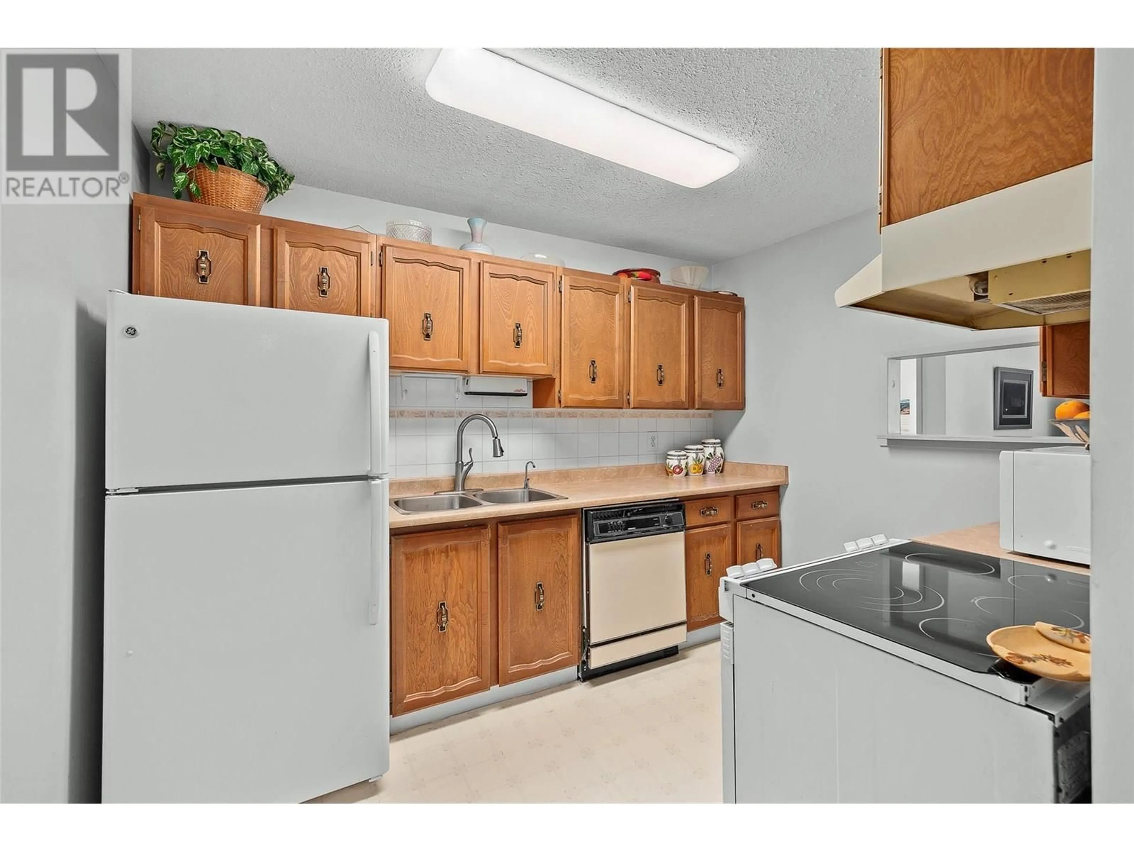 Standard kitchen, unknown for 204 - 555 ROWCLIFFE AVENUE, Kelowna British Columbia V1Y5Y8