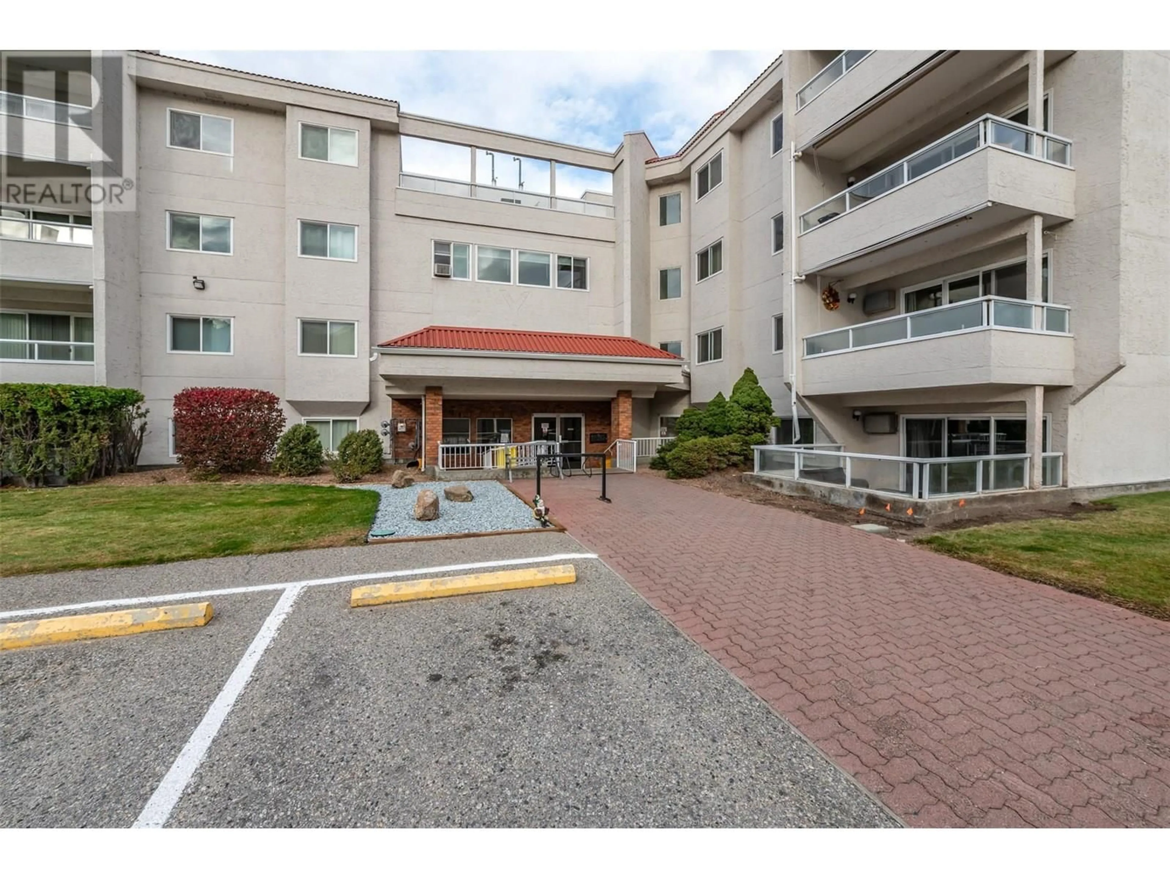 Indoor foyer for 404 - 284 YORKTON AVENUE, Penticton British Columbia V2A3V5