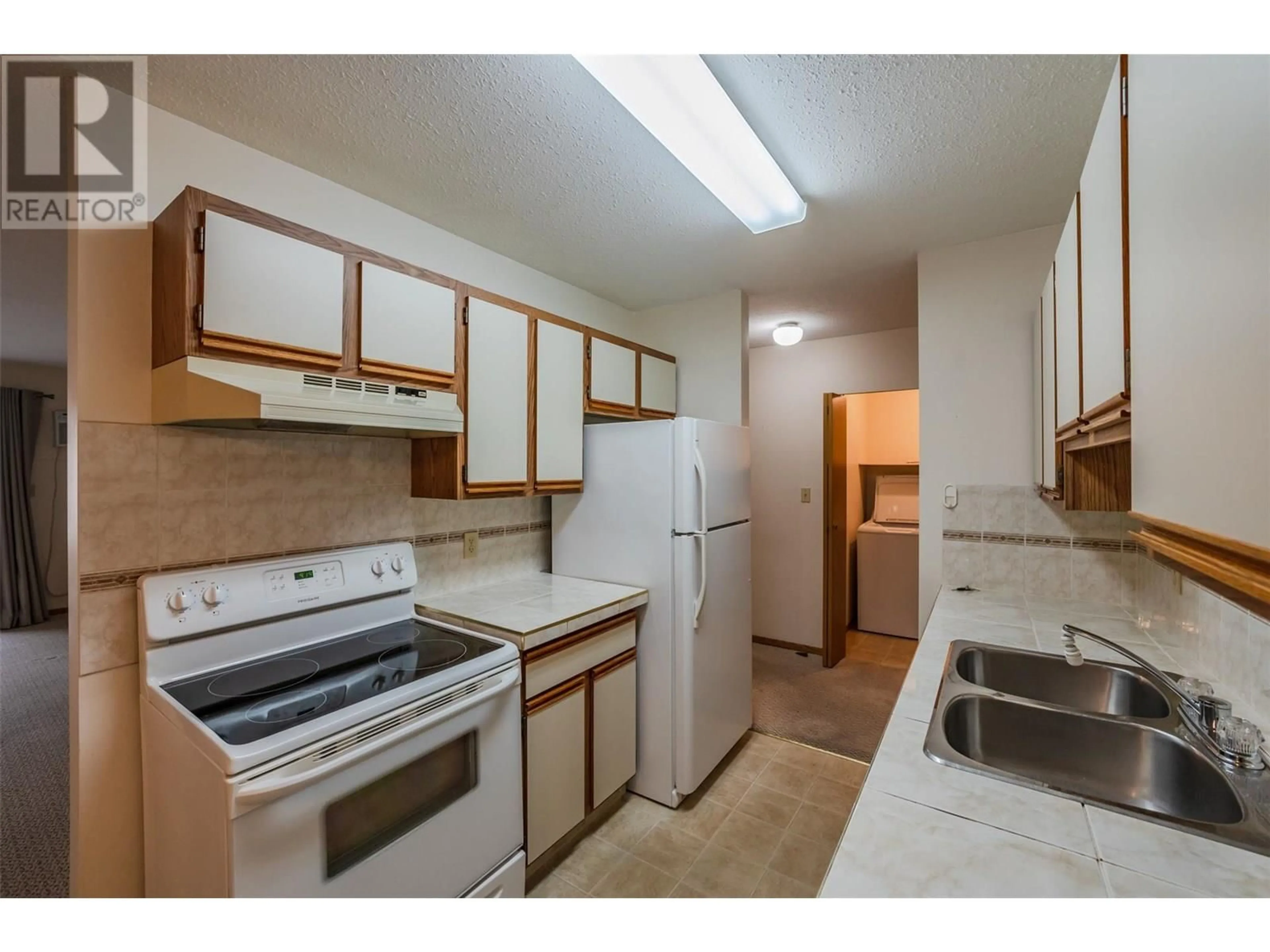 Standard kitchen, unknown for 404 - 284 YORKTON AVENUE, Penticton British Columbia V2A3V5
