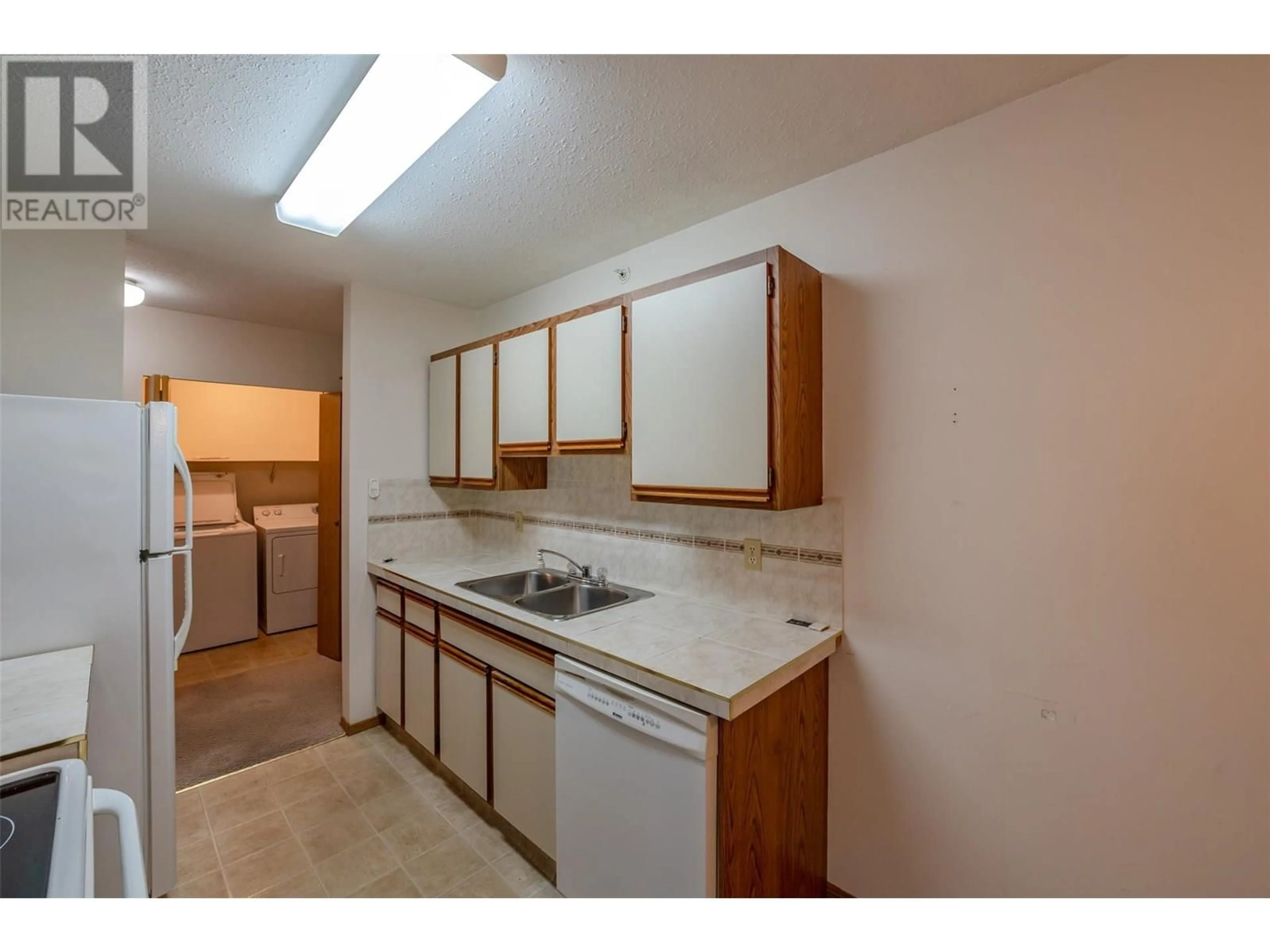 Standard kitchen, unknown for 404 - 284 YORKTON AVENUE, Penticton British Columbia V2A3V5