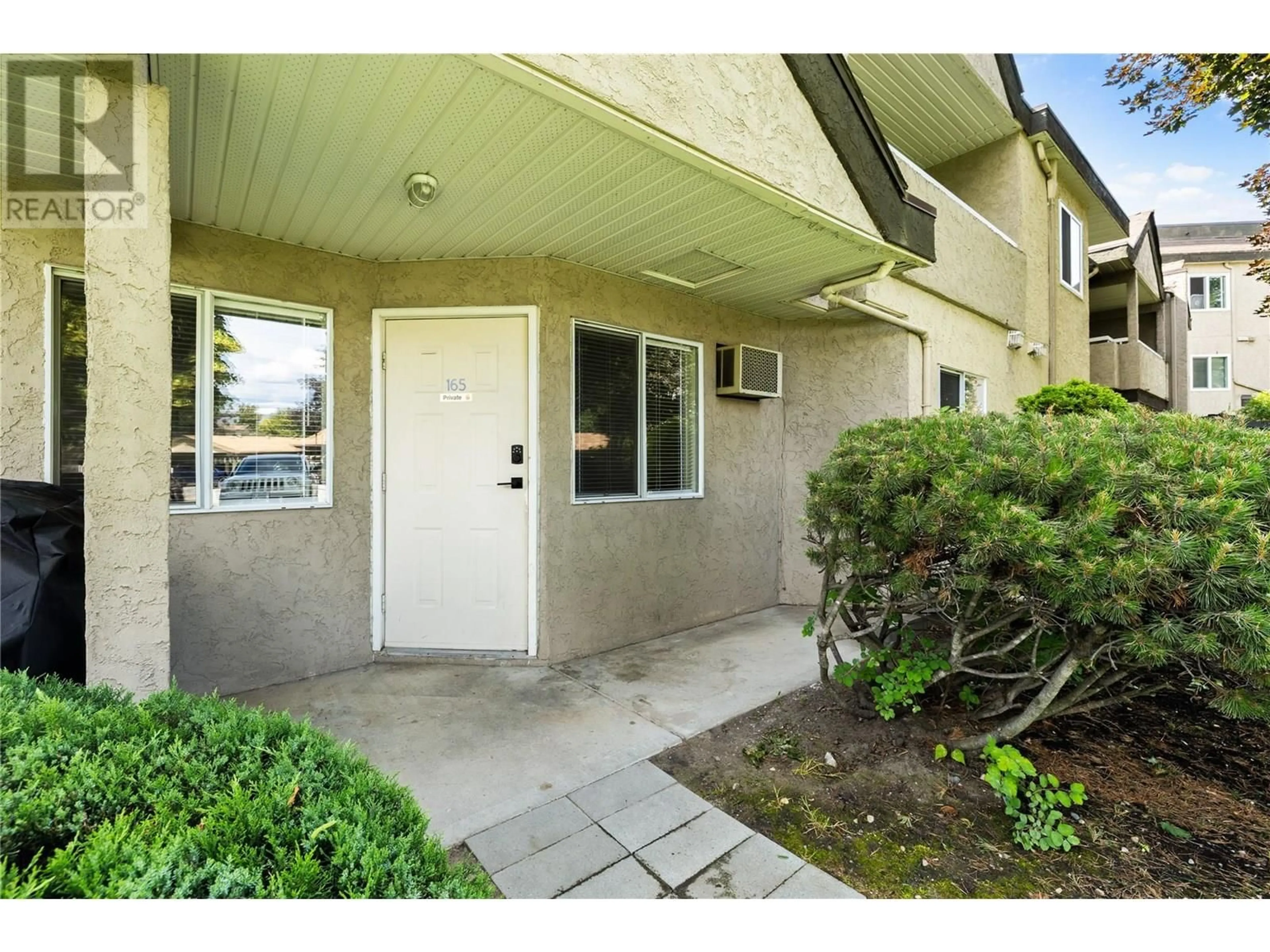 Indoor entryway for 165 - 3854 GORDON DRIVE, Kelowna British Columbia V1W3G4