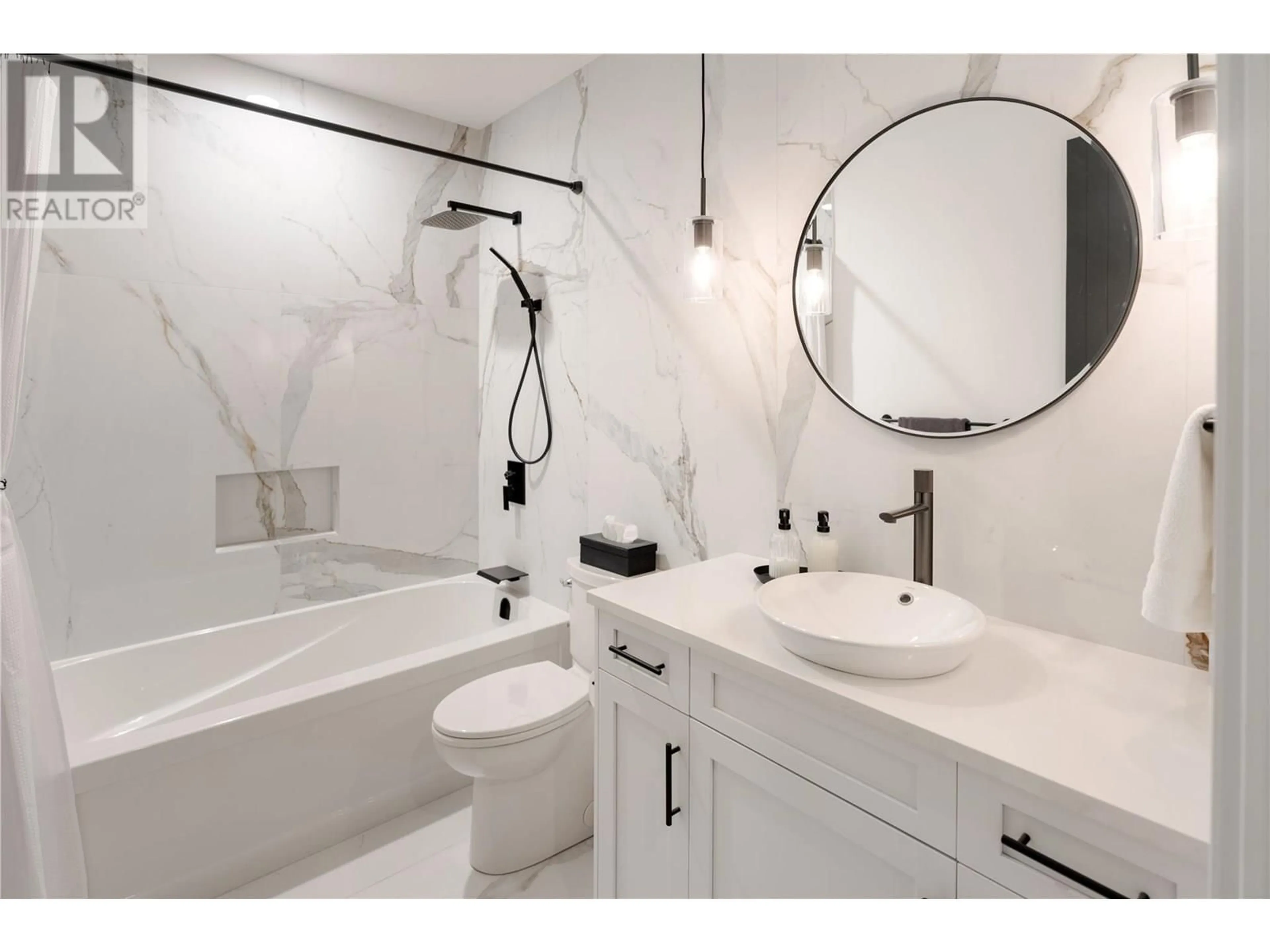 Contemporary bathroom, ceramic/tile floor for 172 SKYLAND DRIVE, Kelowna British Columbia V1V3A1