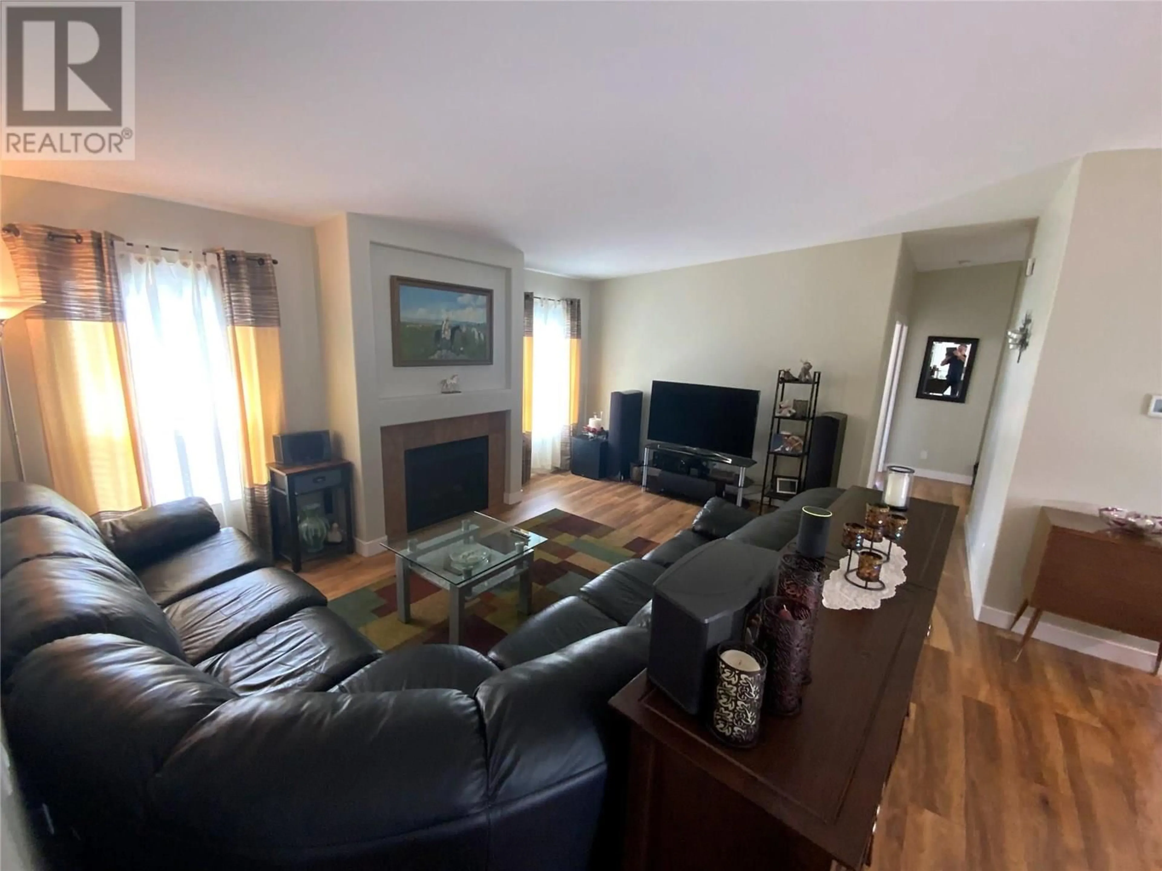 Living room with furniture, wood/laminate floor for 69 - 8300 GALLAGHER LK FRONTAGE ROAD, Oliver British Columbia V0H1T2