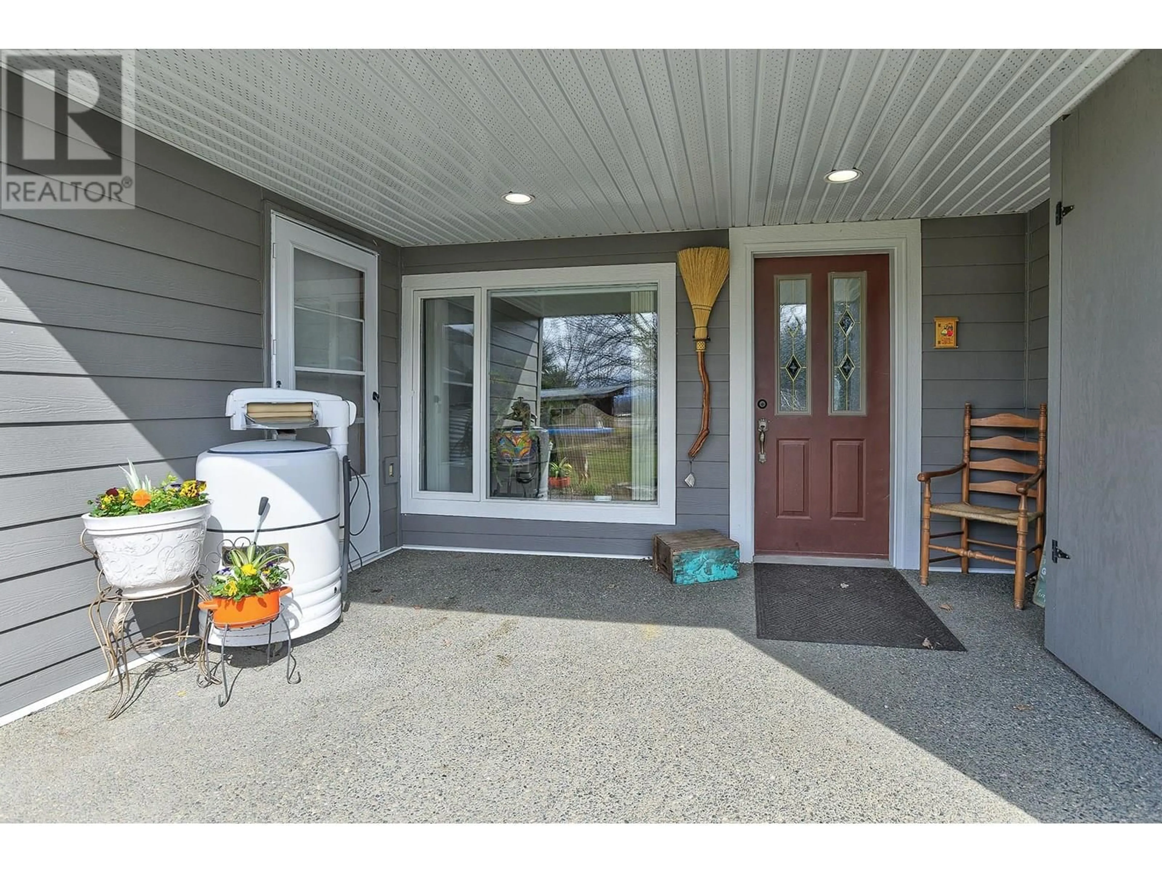 Indoor entryway for 570 DAIRY ROAD, Kamloops British Columbia V2B8N5