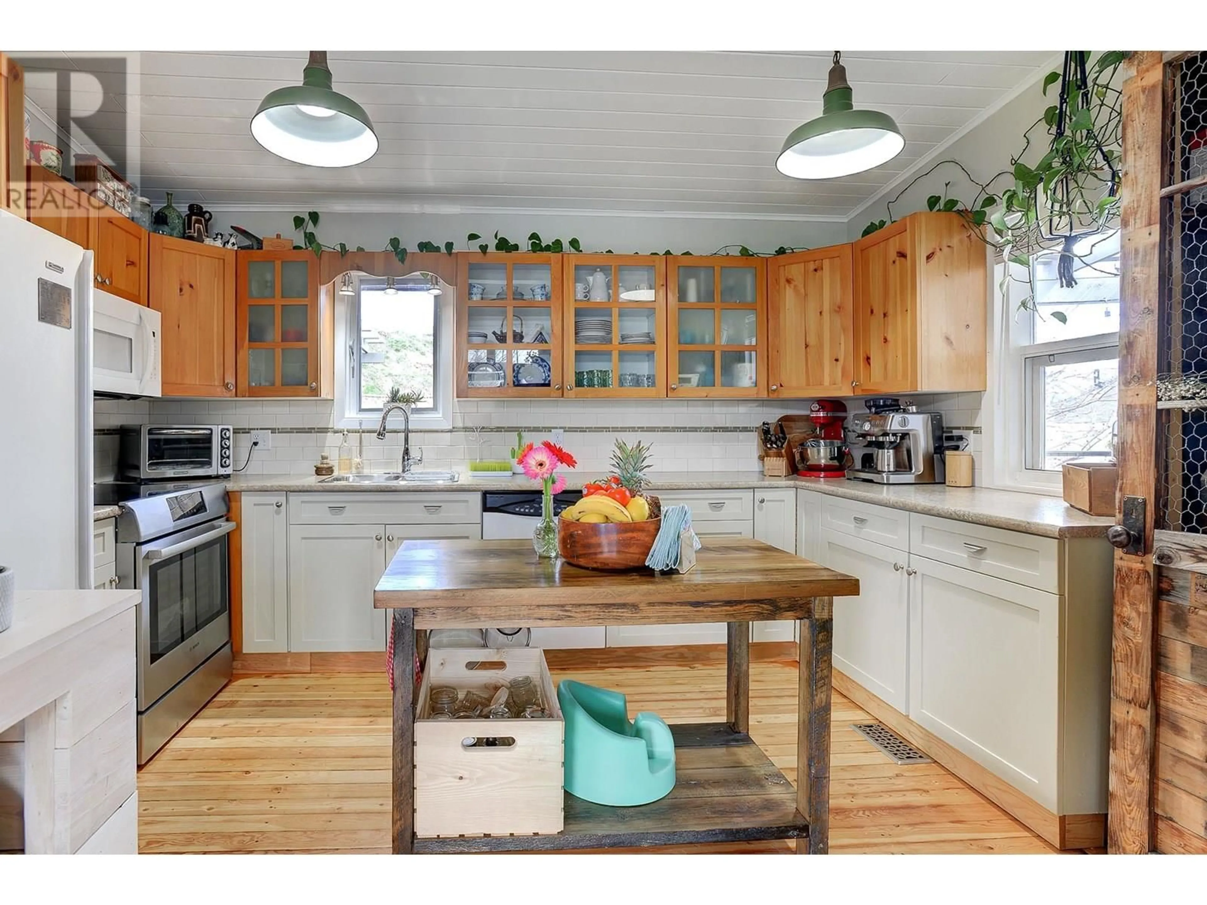 Open concept kitchen, wood/laminate floor for 570 DAIRY ROAD, Kamloops British Columbia V2B8N5
