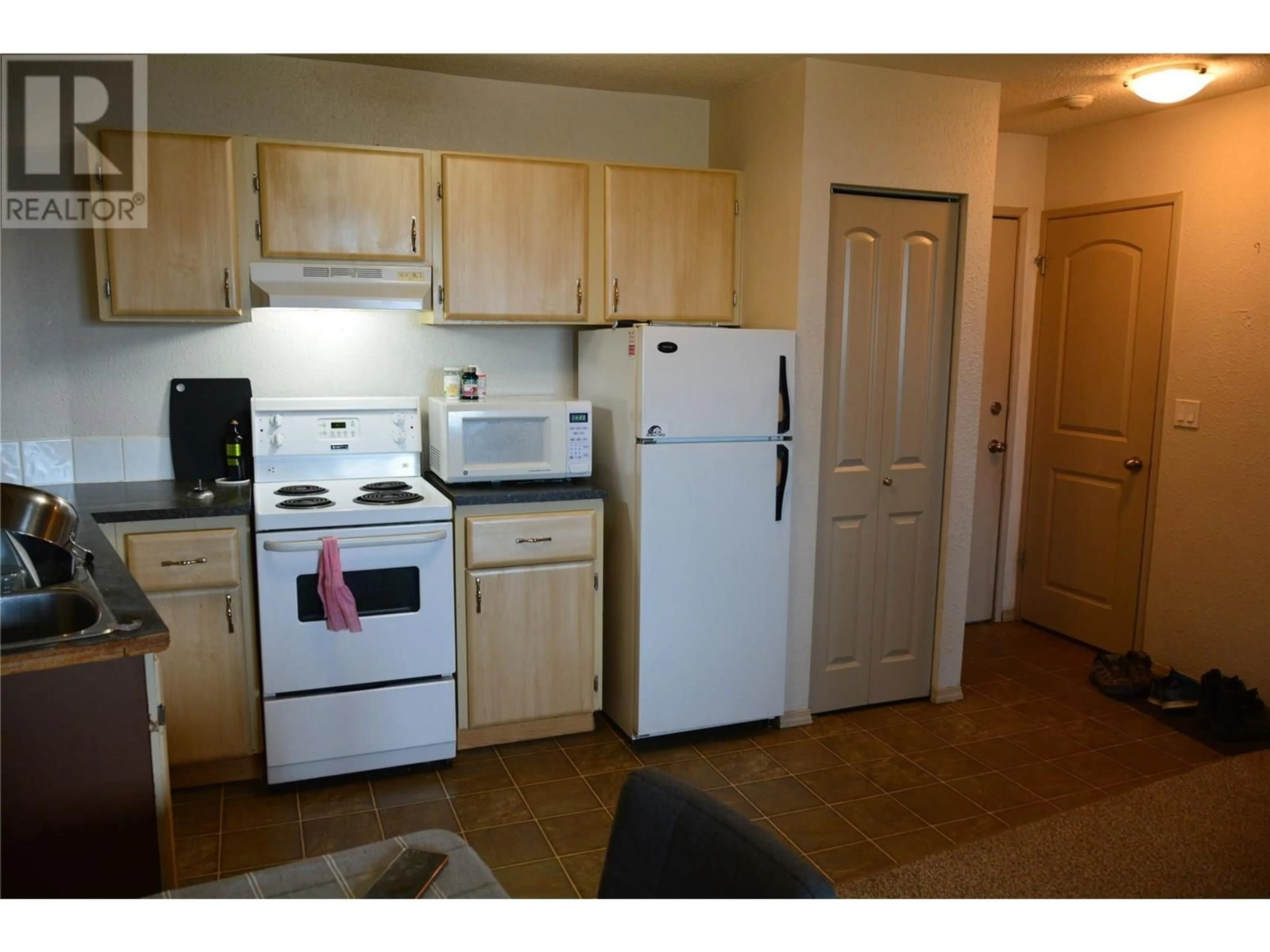 Standard kitchen, unknown for 401 - 555 DALGLEISH DRIVE, Kamloops British Columbia V2C6C7