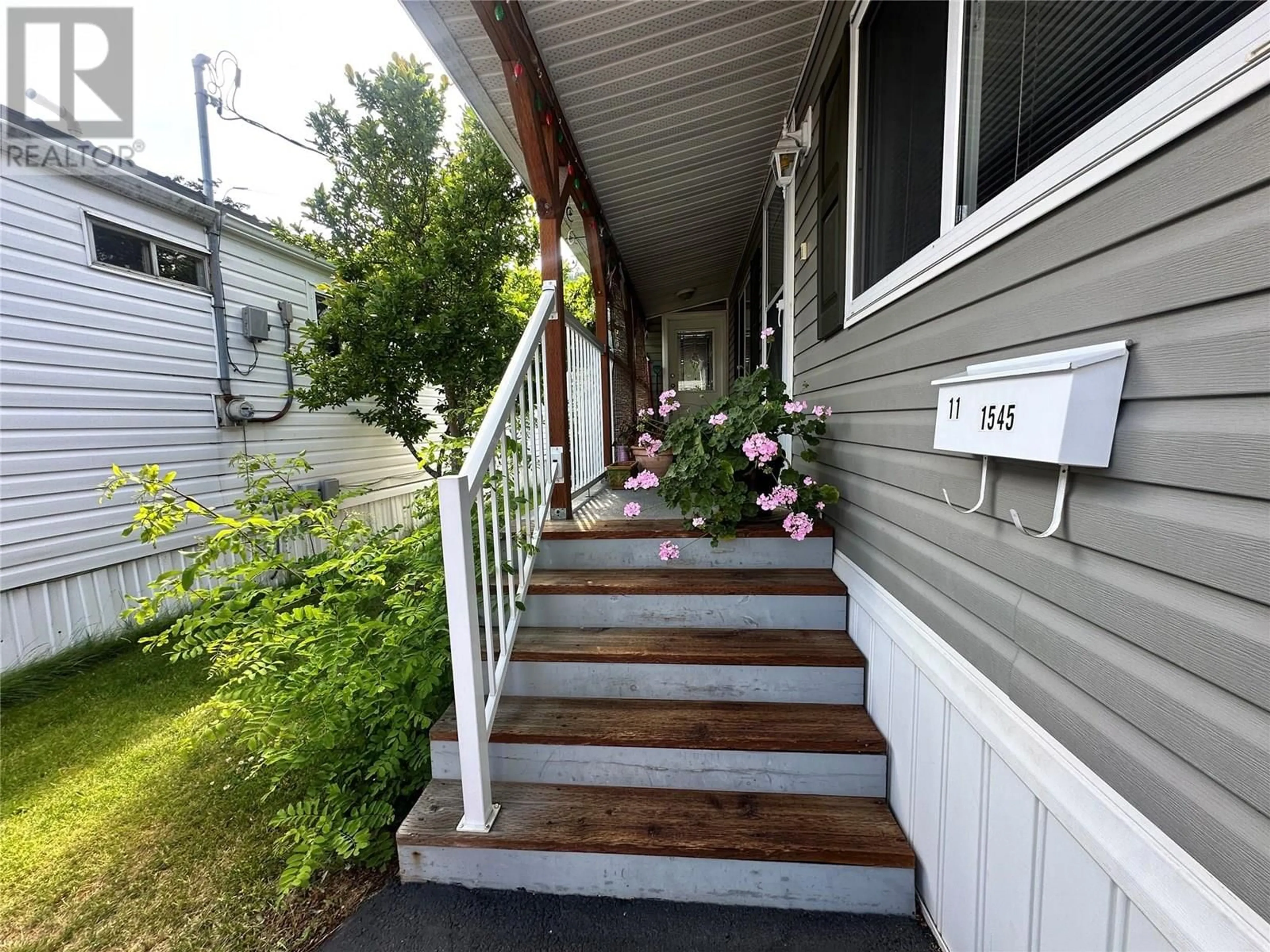 Home with vinyl exterior material, street for 11 - 1545 COLUMBIA AVENUE, Castlegar British Columbia V1N1J1