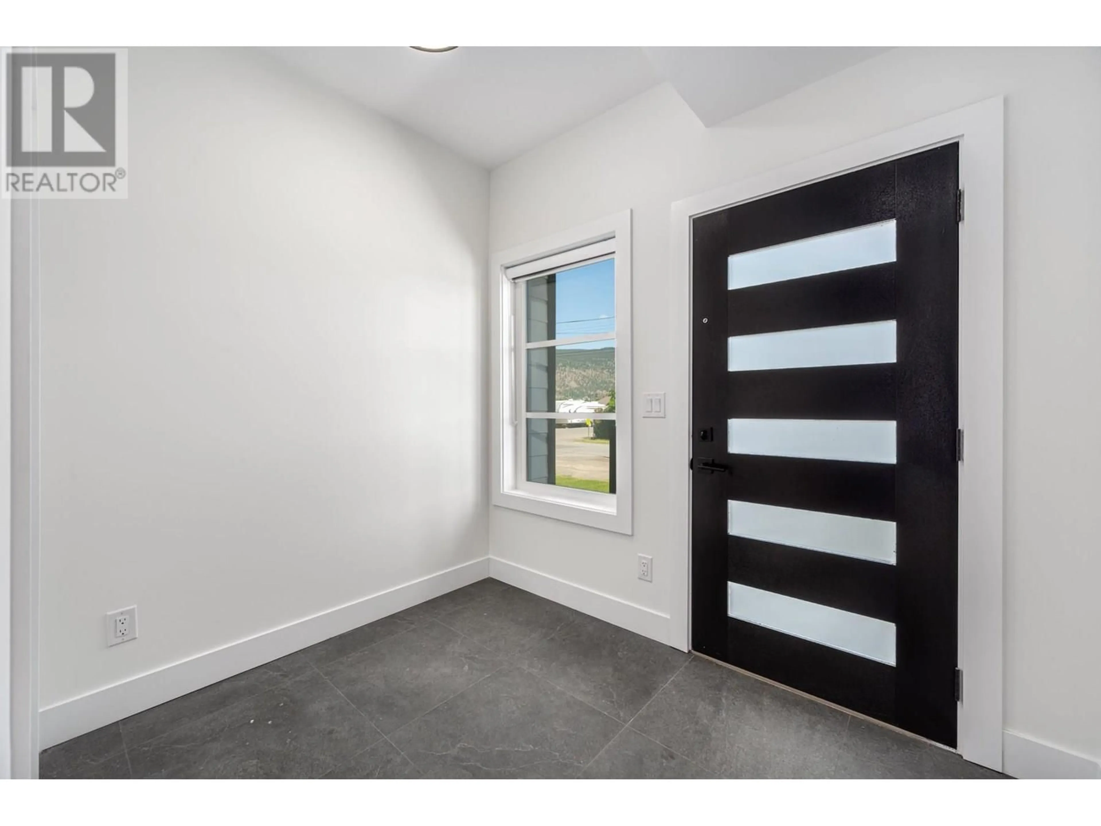 Indoor entryway for 4 - 2502 CLAPPERTON AVENUE, Merritt British Columbia V1K1A2