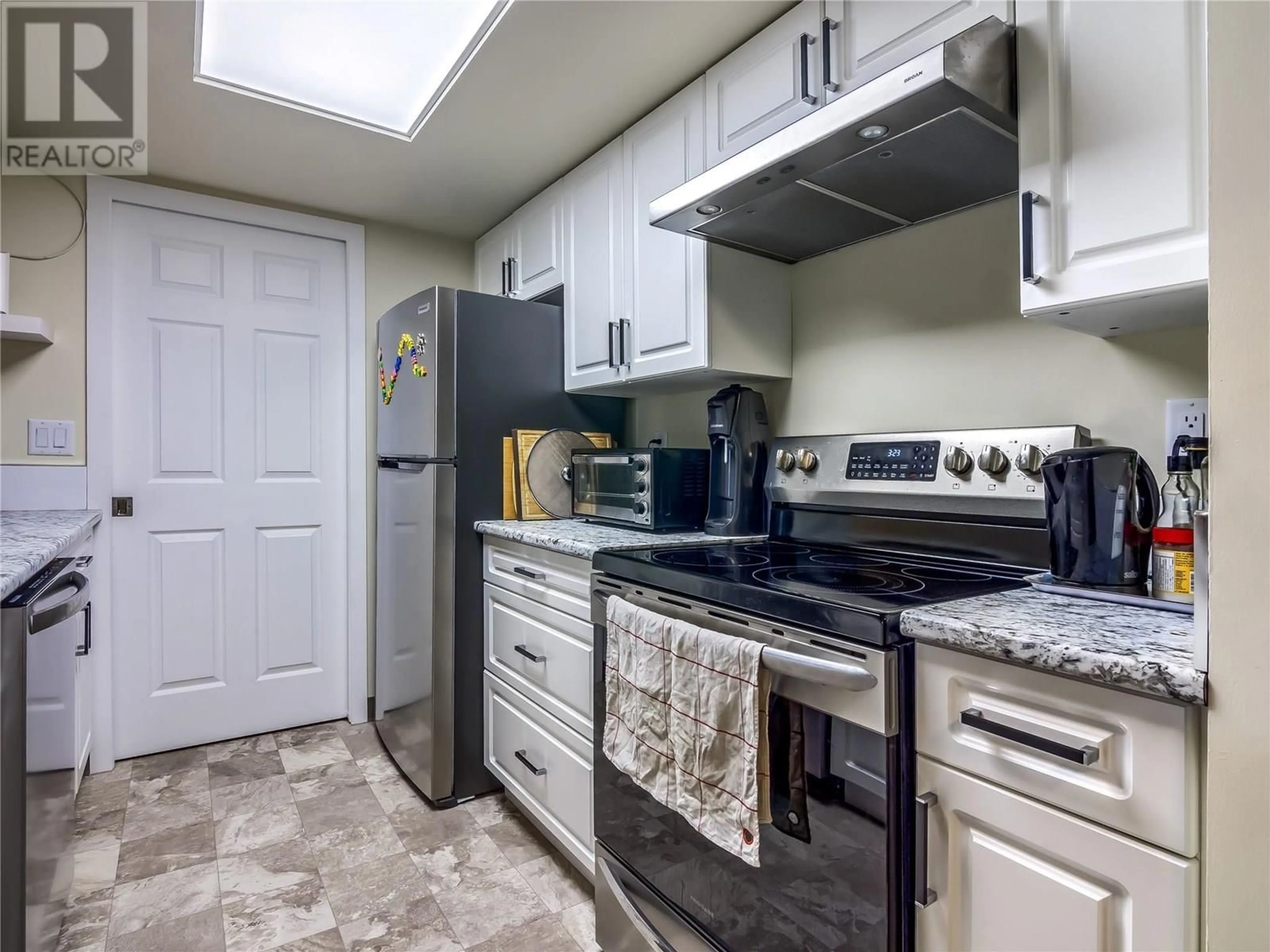 Standard kitchen, ceramic/tile floor for 124 - 3140 WILSON STREET, Penticton British Columbia V2A7K4