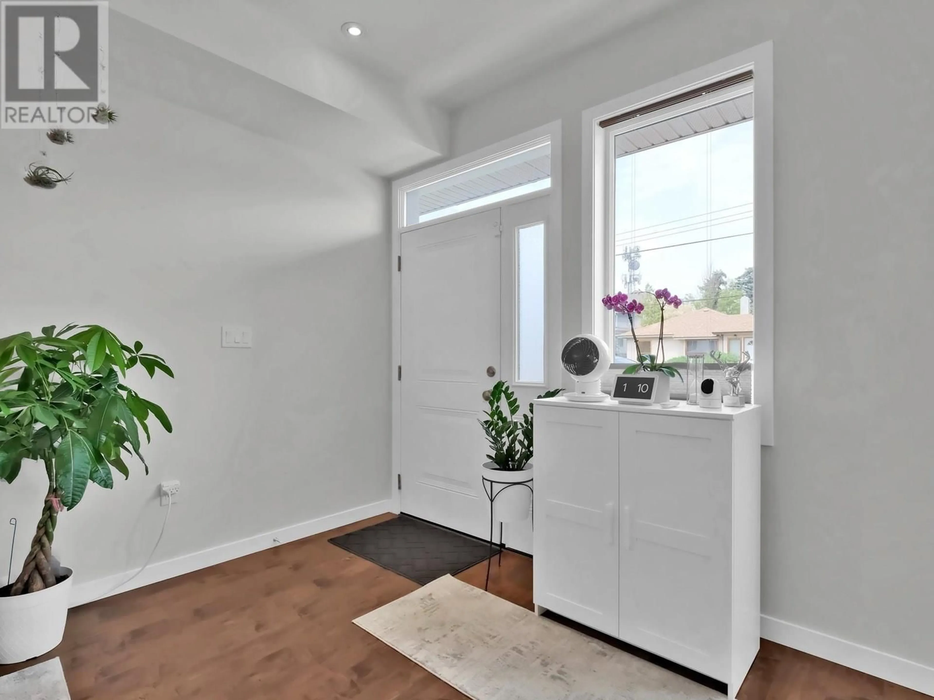 Indoor entryway for 101 - 134 COSSAR AVENUE, Penticton British Columbia V2A2V4