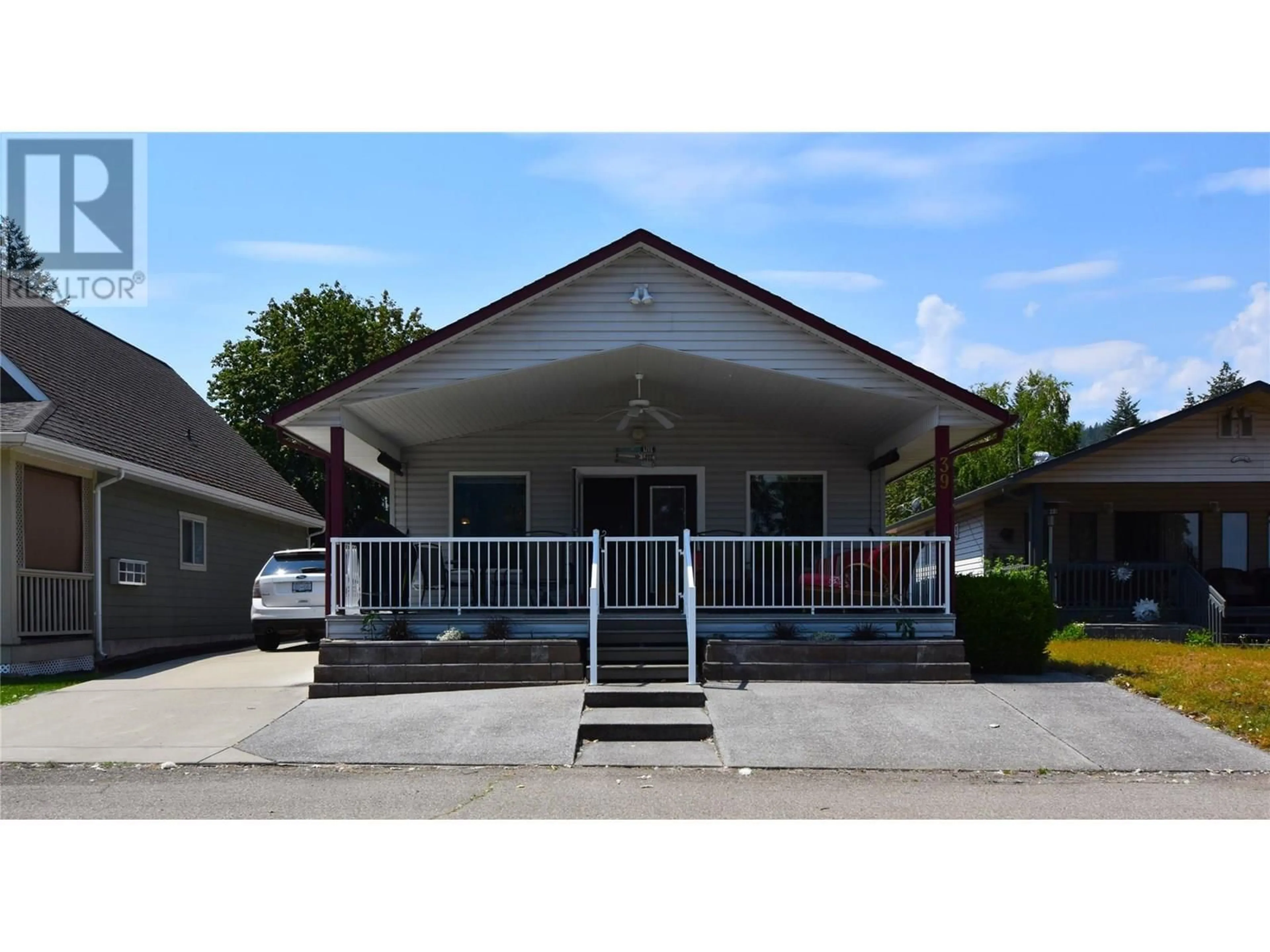 Home with vinyl exterior material, street for 39 LAKESHORE DRIVE, Vernon British Columbia V1H2A1